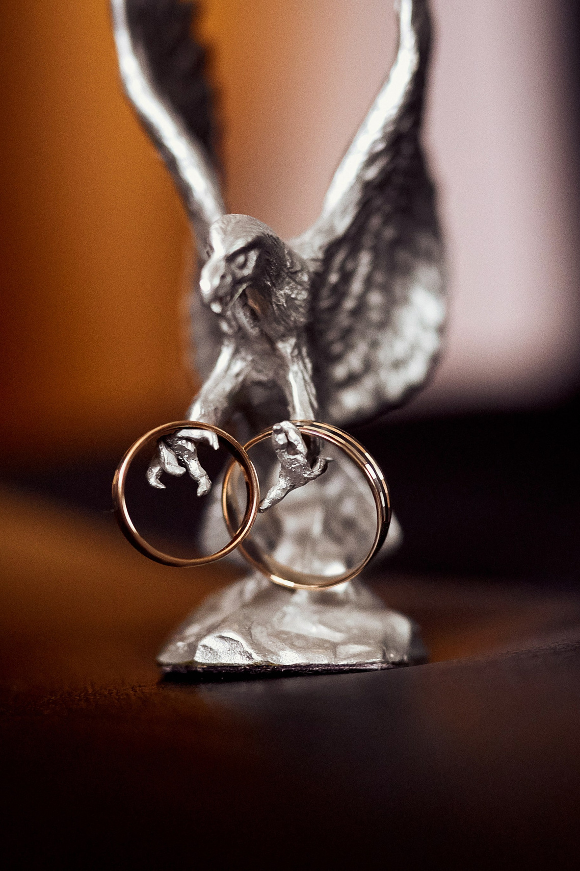 Фотограф делает красивый снимок на свадьбе – фотография колец молодоженов