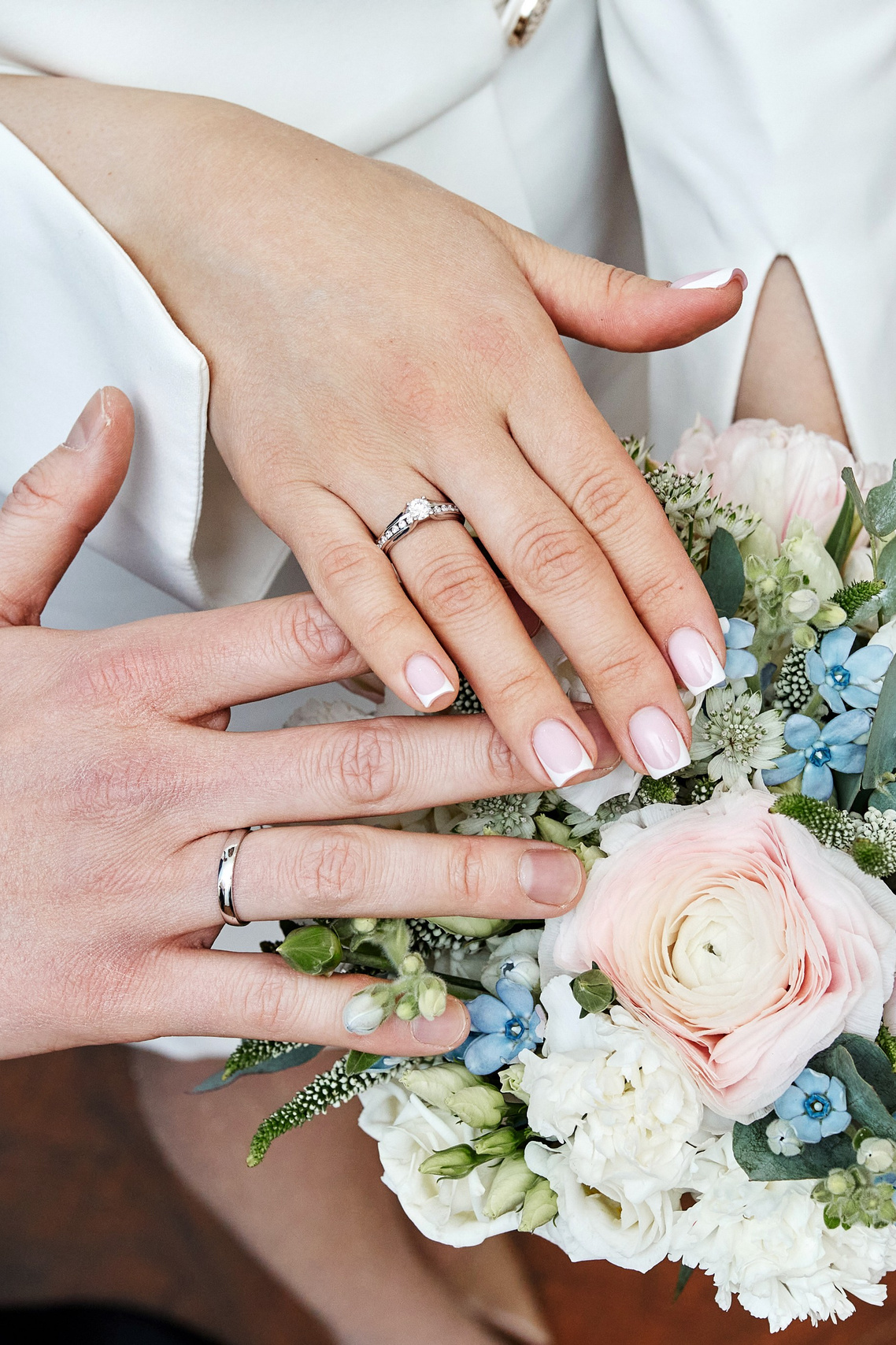 Фотограф делает красивый снимок росписи в Мещанском ЗАГСе – фотография колец молодоженов