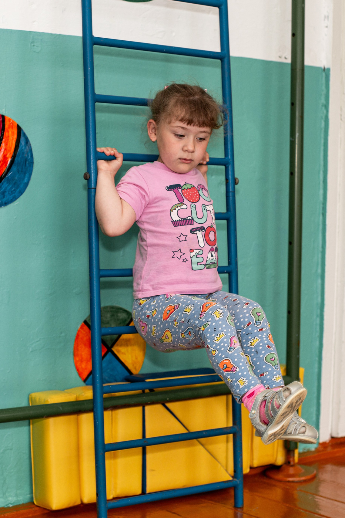 девочка в детском саду