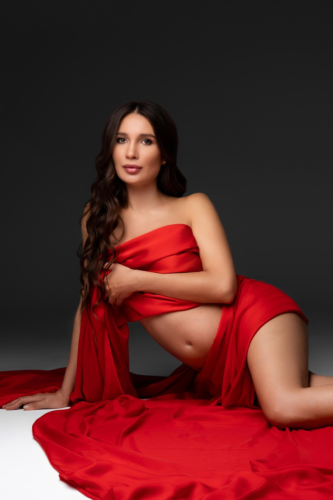 Беременность — уникальный жизненный момент длиною всего 9 месяцев. Что с одной стороны хоть и не мало, но относительно всей жизни — совсем не много. К тому же, насколько меняет жизнь чудо беременности! Начиная с волшебной радости осознания зарождения новой жизни и не заканчивая волнительным ожиданием своего малыша. Фотосессия для беременных позволяет передать эту необыкновенную атмосферу родительской нежности и любви.Один из наиболее важных результатов фотосессии беременности — память на всю жизнь. Не только в ваших сердцах, но и в застывших мгновениях ваших улыбок, больших животиков и нежной родительской любви, выраженных в виде красивых снимков. Это чудо настоящего момента, запечатленного навечно.В чём же причина такой популярности фотосессии беременных? В наше время люди научились ценить самую главную красоту — красоту естественности. Появилось осознание того, что женская естественность, особенно во время беременности, не просто прекрасна, — это нечто большее! Именно возможностью это запечатлеть так ценна фотосессия во время беременности.