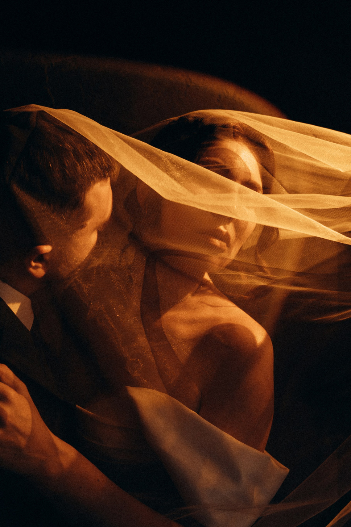 Портрет невесты с букетом в руках на фоне осеннего сада