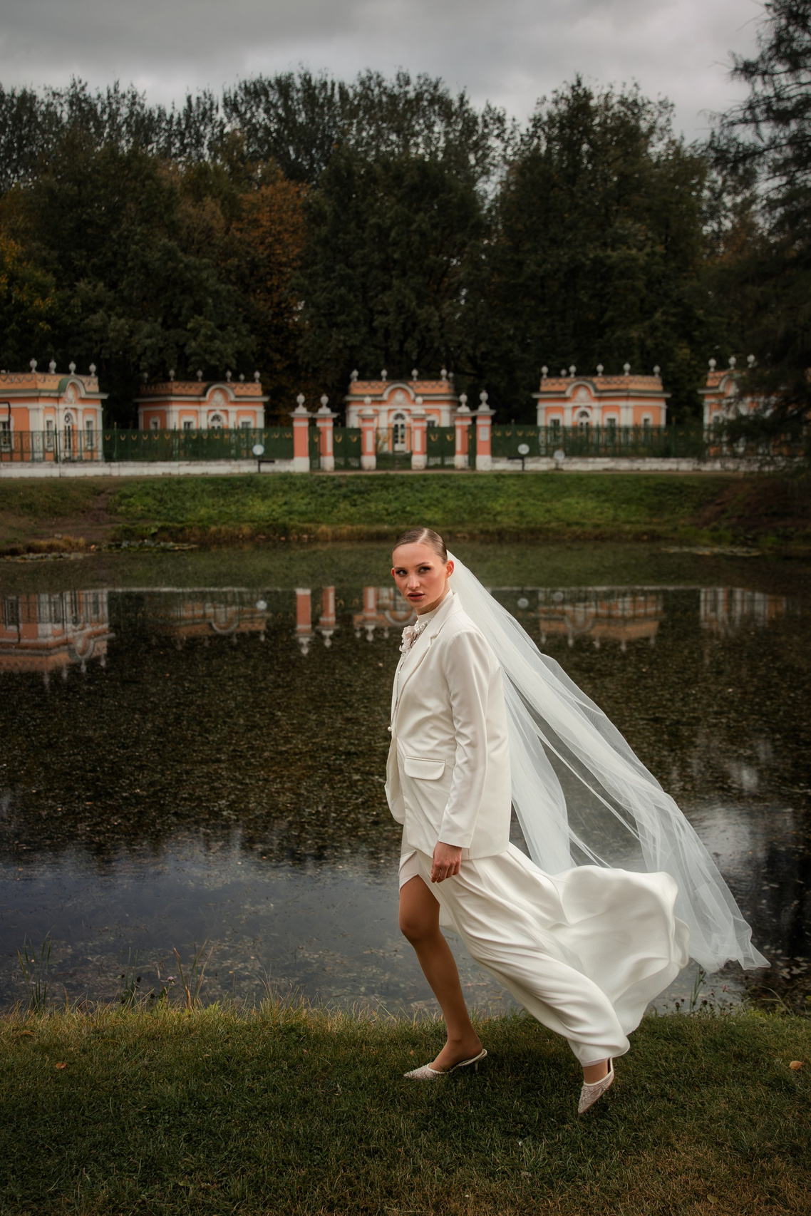 Крупный портрет невесты с поднятым вверх взглядом, мягкий свет выделяет черты лица на размытом фоне, усадьба Кусково.