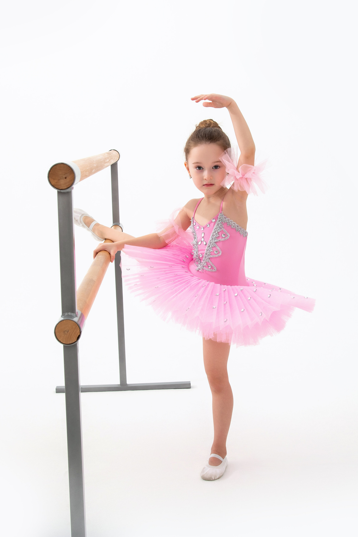 Девочка балерина позирует у станка  на фотосессии для гимнастики и балета от фотографа Галины Шараповой