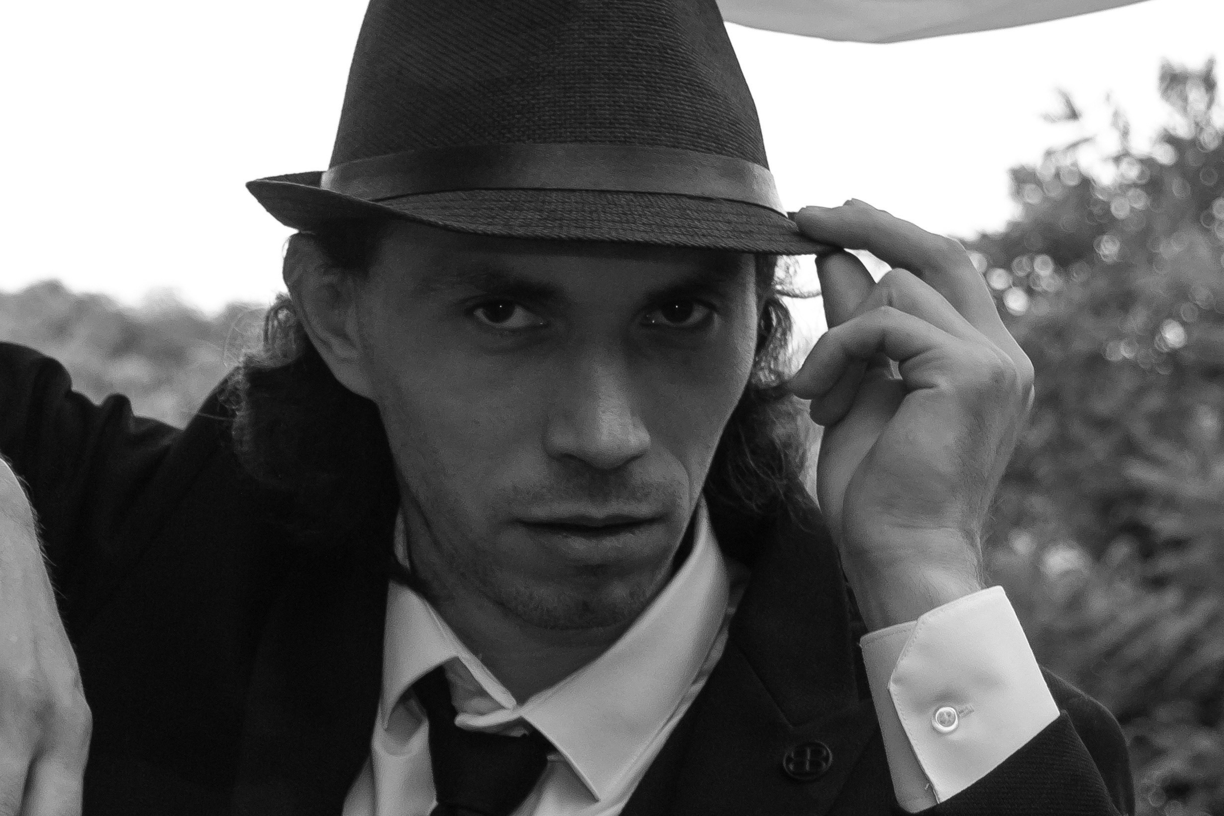 Портрет мужчины в стильной шляпе с серьезным взглядом