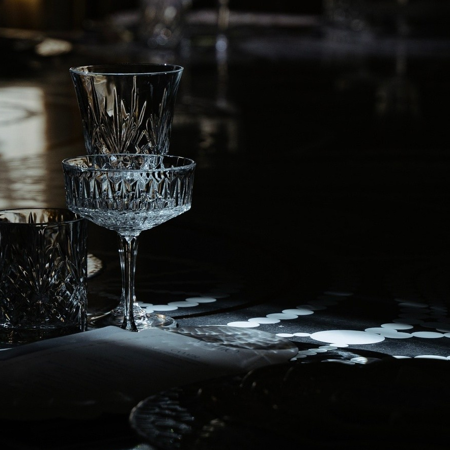 темный и стильный декор на свадьбе в вилле мичети