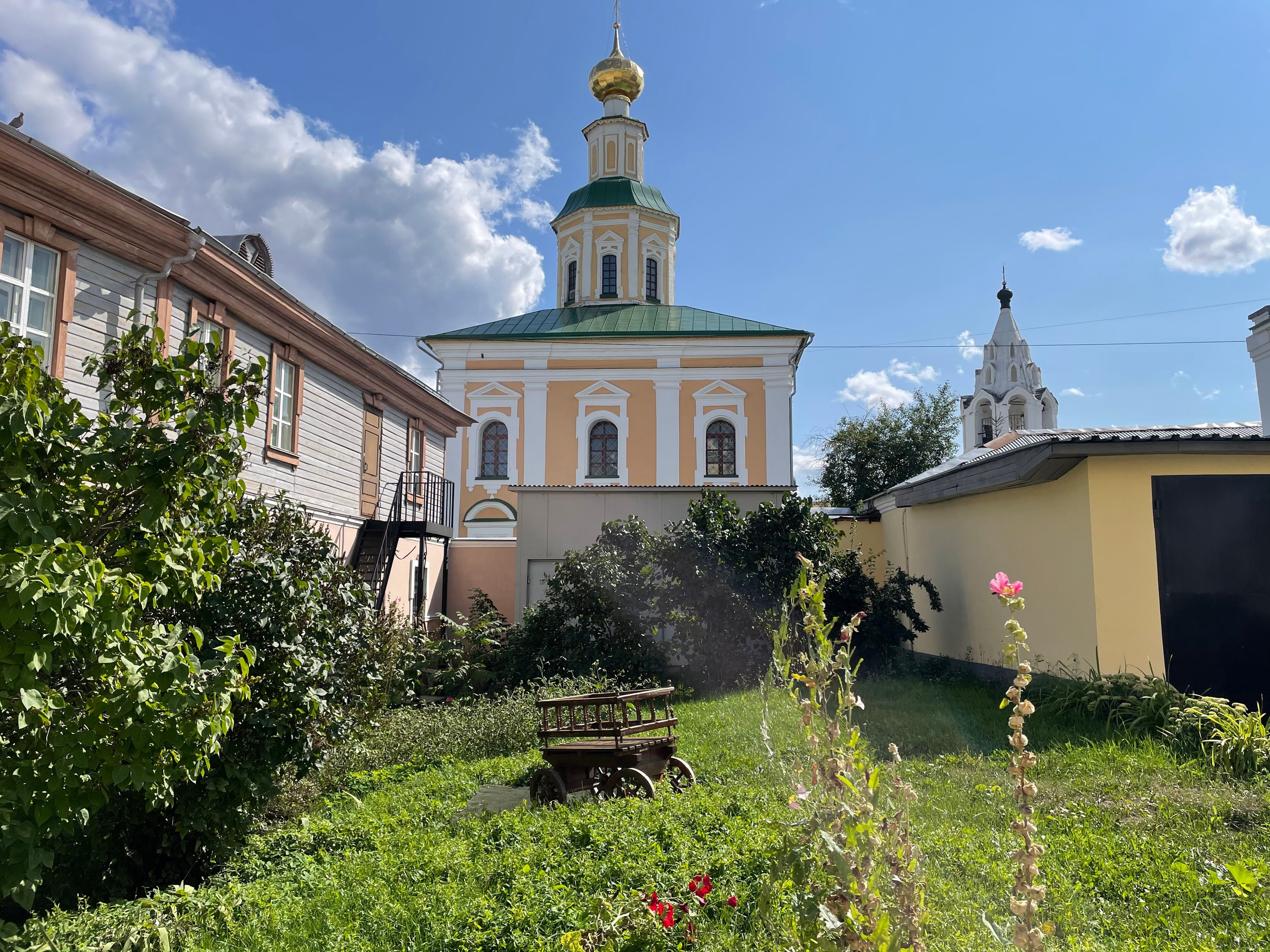 Прогулка по г. Владимир: зеленый Патриарший сад, холмы и церкви. Проект «Фотокладовка»: блог уличной фотографии в формате street photo