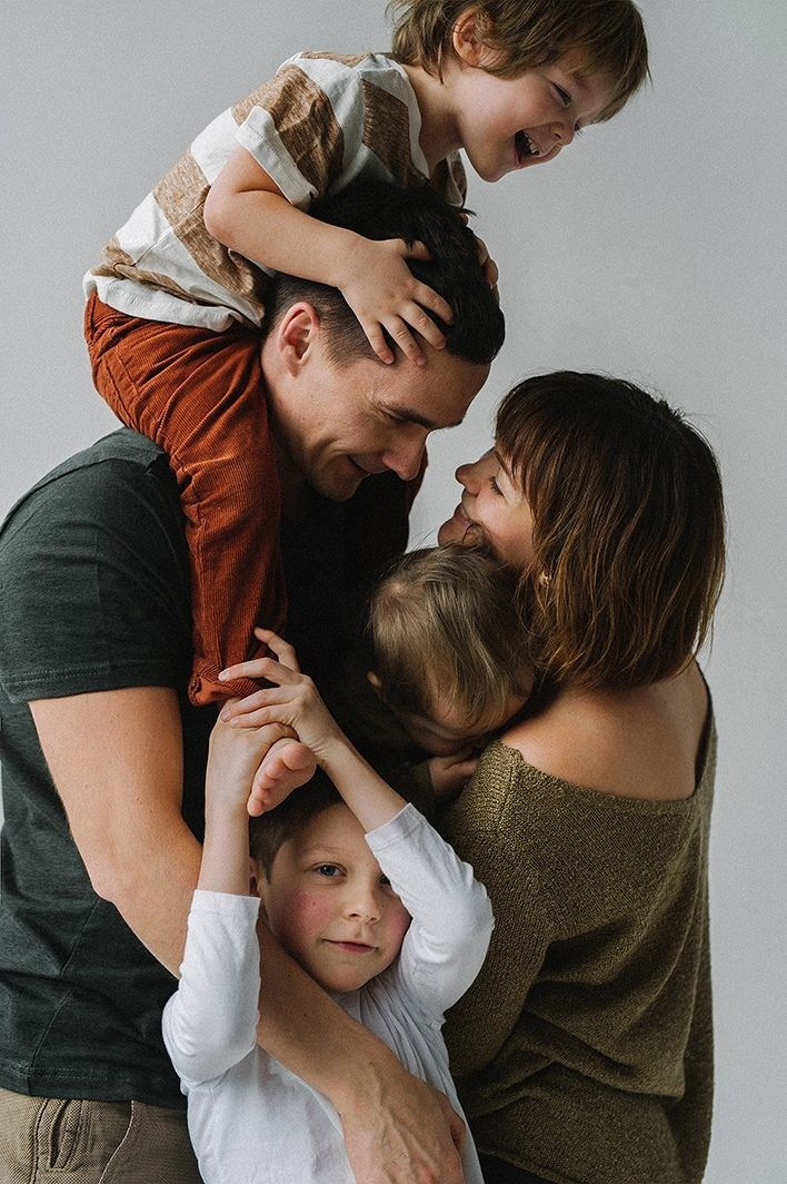 Рекомендации по подбору одежды для семейных съемок в локации с кроватью. Фотограф новорожденных г. Рязань, детский и семейный фотограф