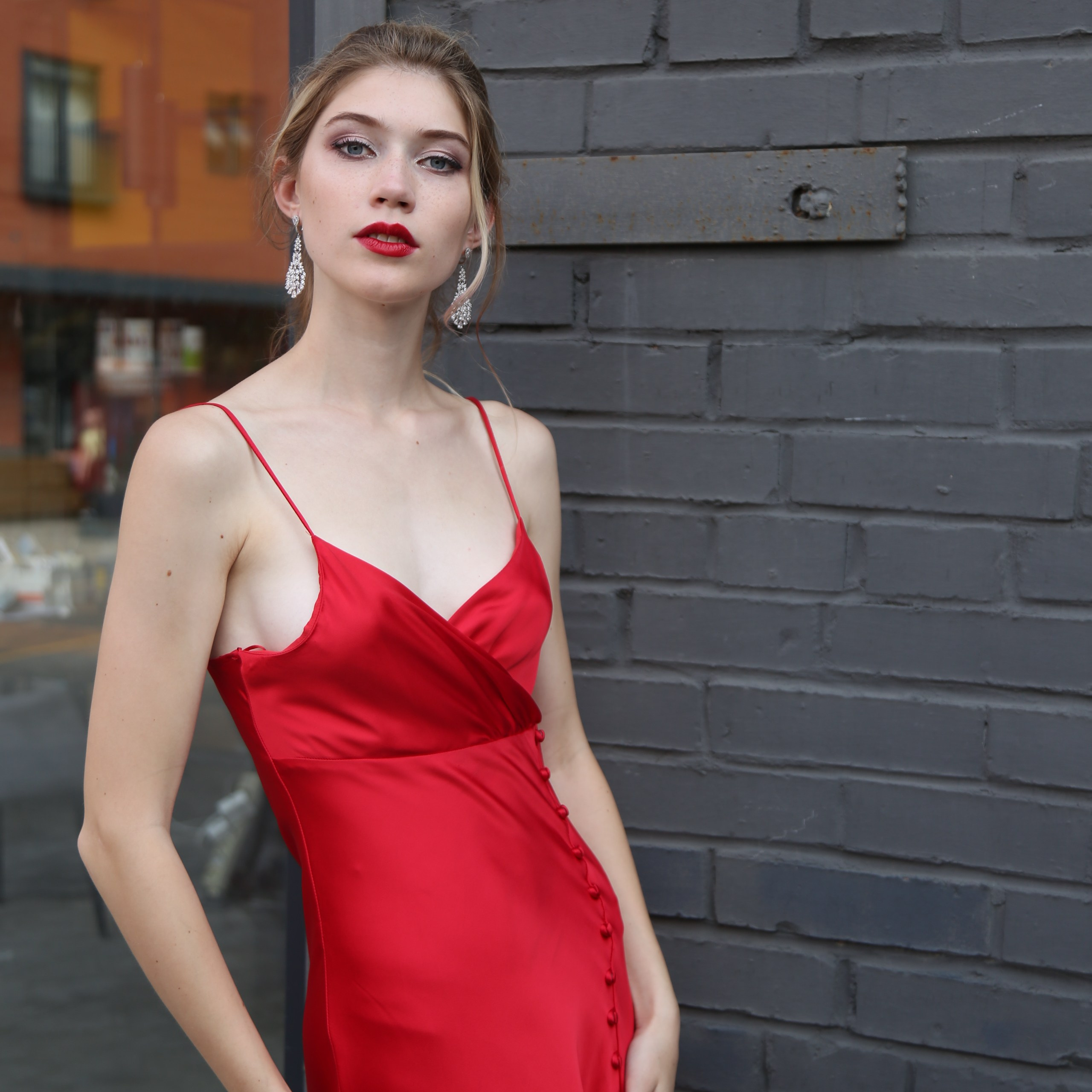 Стрит фотосессия на улице в Москве в красивых местах или кафе для девушки. Фотосессия в студии в Москве от профессионального фотографа услуги по доступным ценам