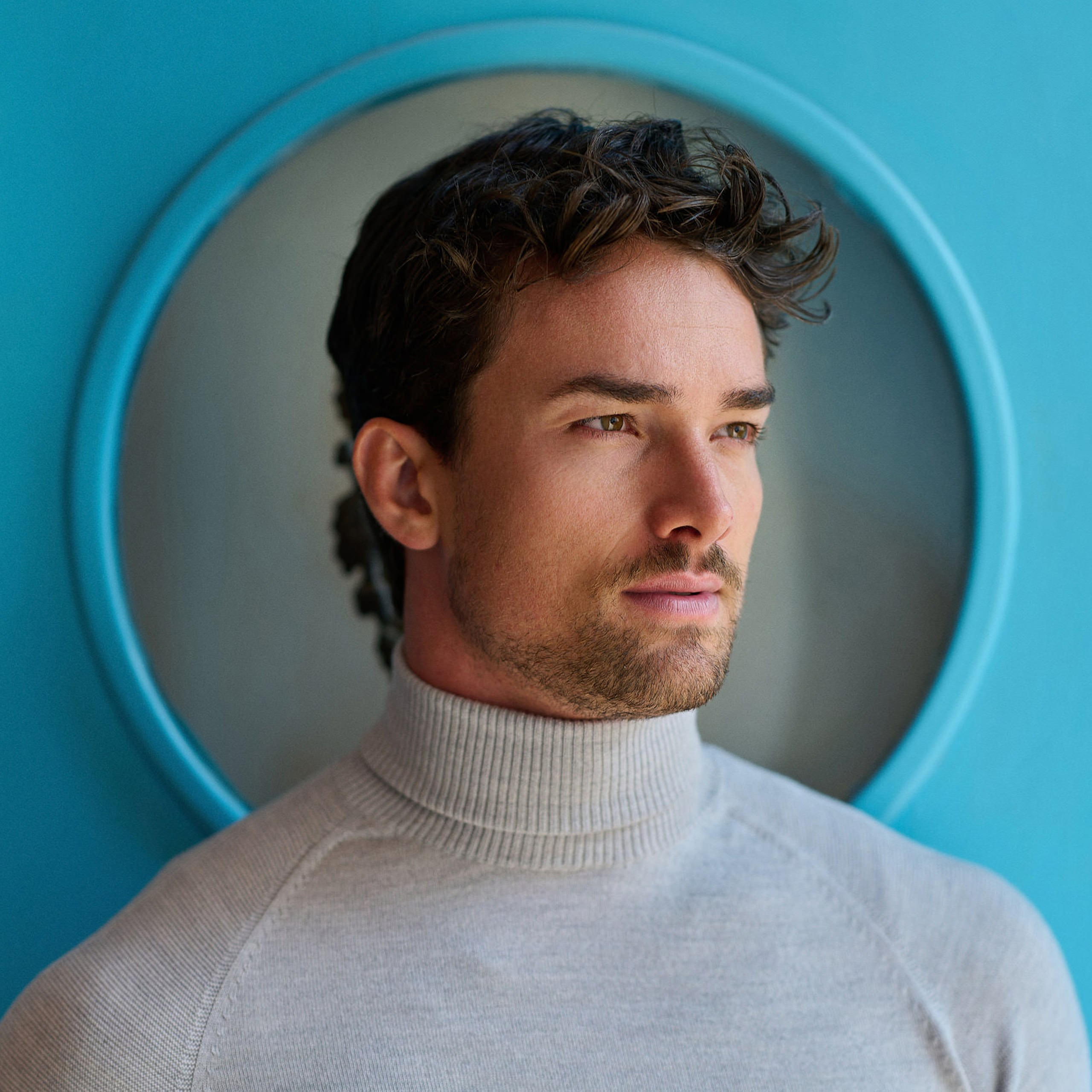 Som Nikolay Samara, fotograf v Bratislave. Zameriavam sa na portréty, lifestyle, eventy a work and sport fotografiu s osobným pr