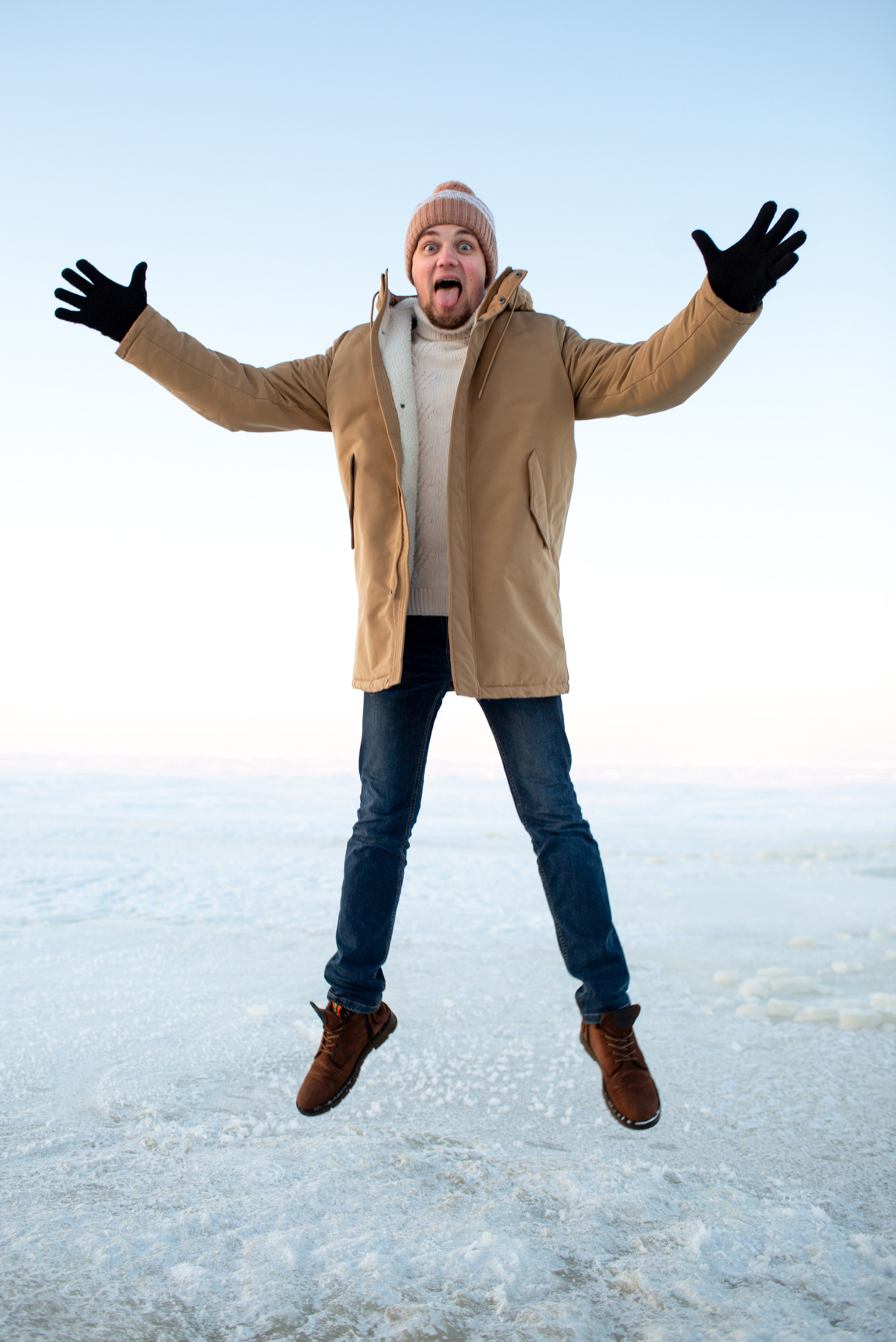 Мужской портрет: живая фотография мужчины в прыжке на льду.