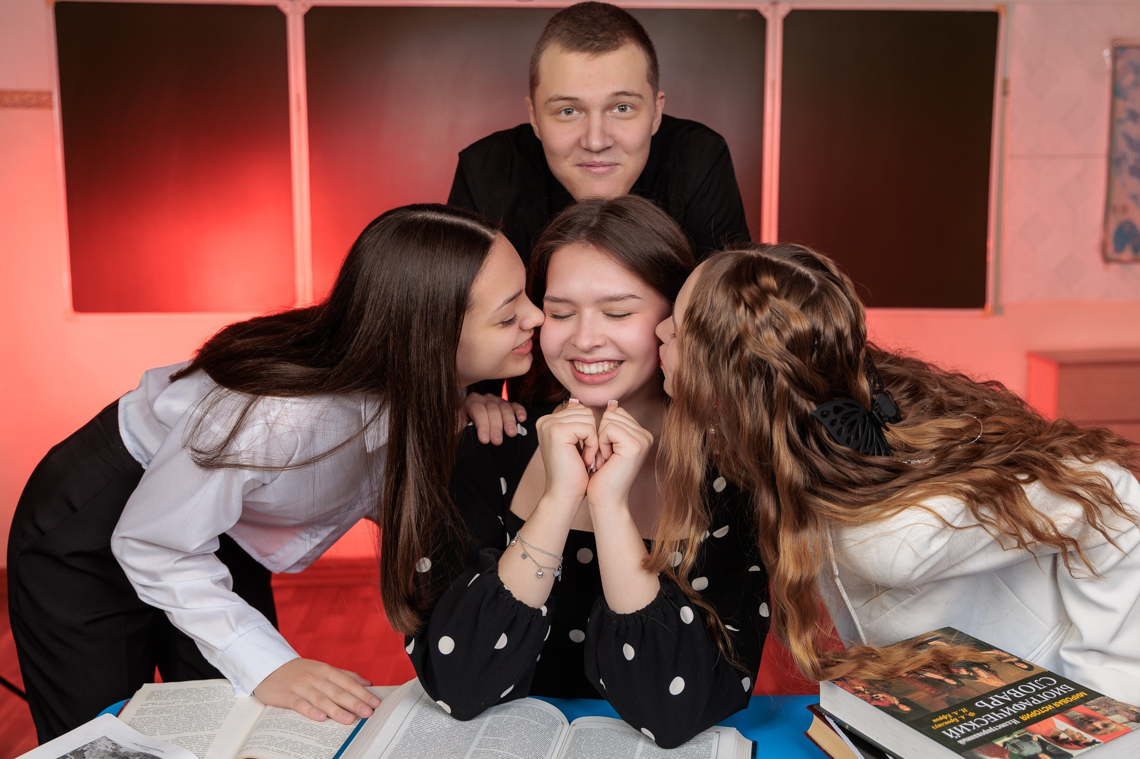 Выпускной альбом для старших классов. Заказать фотокнигу на выпускной в Новосибирске от Bestyalbum