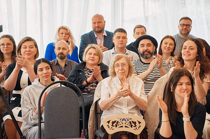 Родители на выпускном, детский фотограф Павел Коротков, забронировать дату съёмки в детском саду можно онлайн на этом сайте