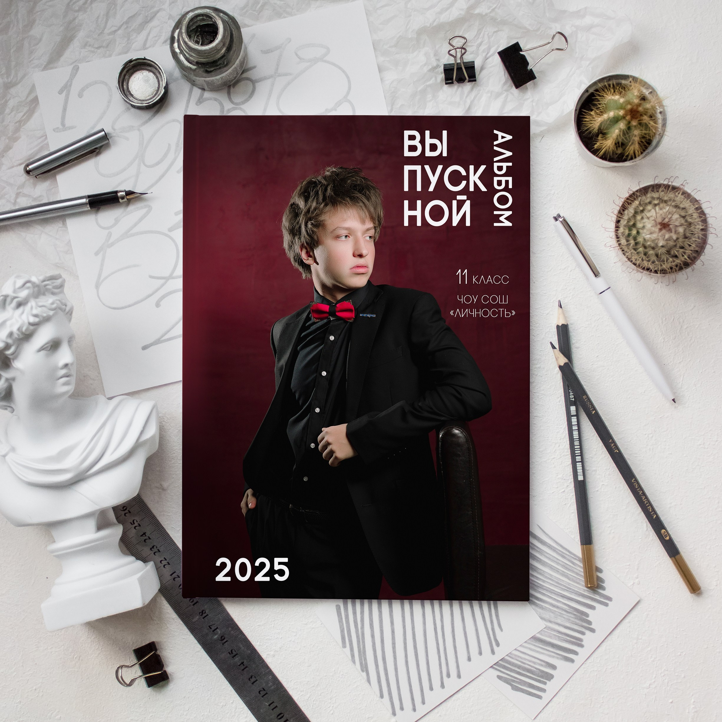 Бордовая обложка выпускной книги для старшей школы с портретом юноши