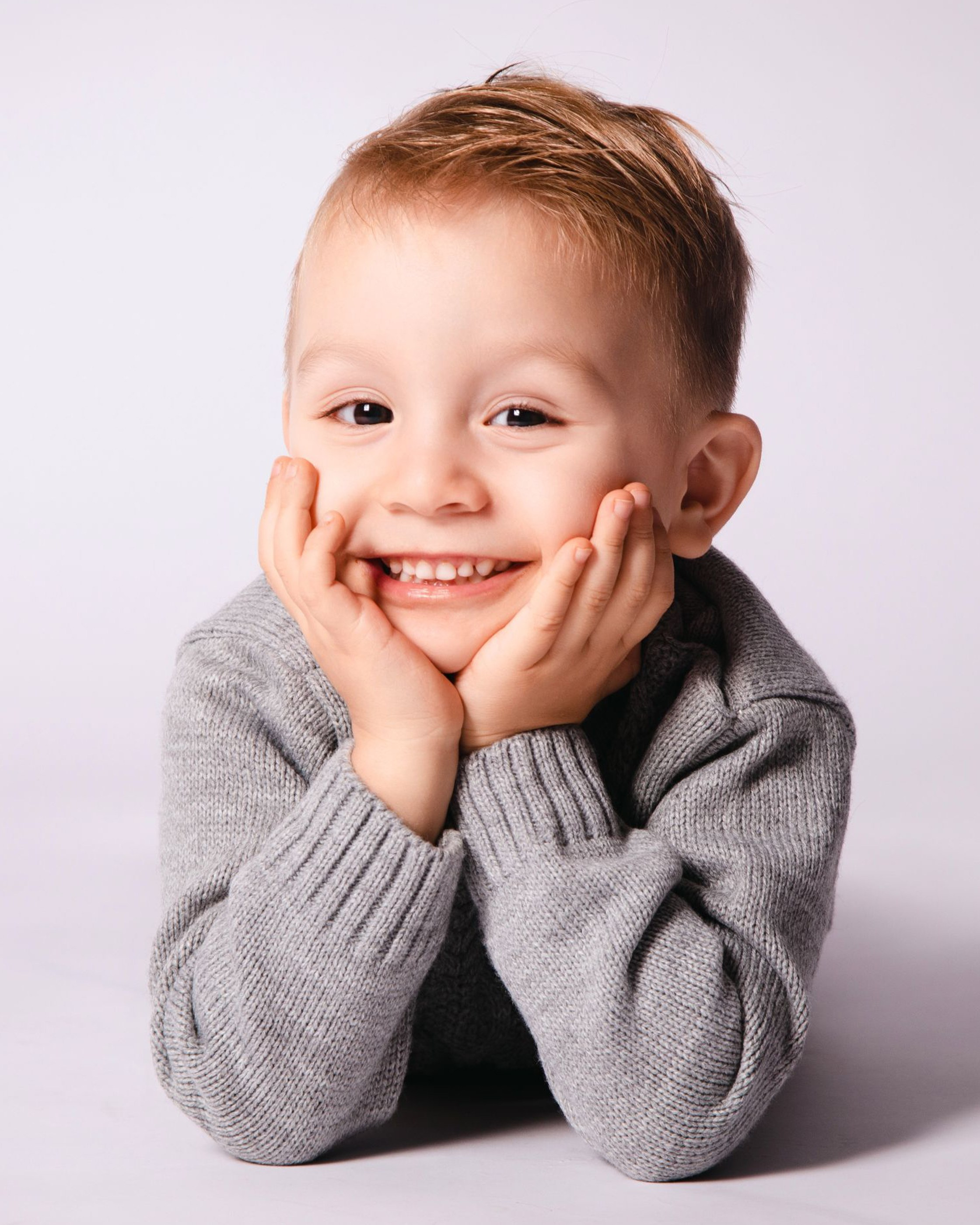 Студийная фотосессия в Краснодаре | Студия PREMIUM-класса ФОТОГЕН: детская фотосессия с реквизитом