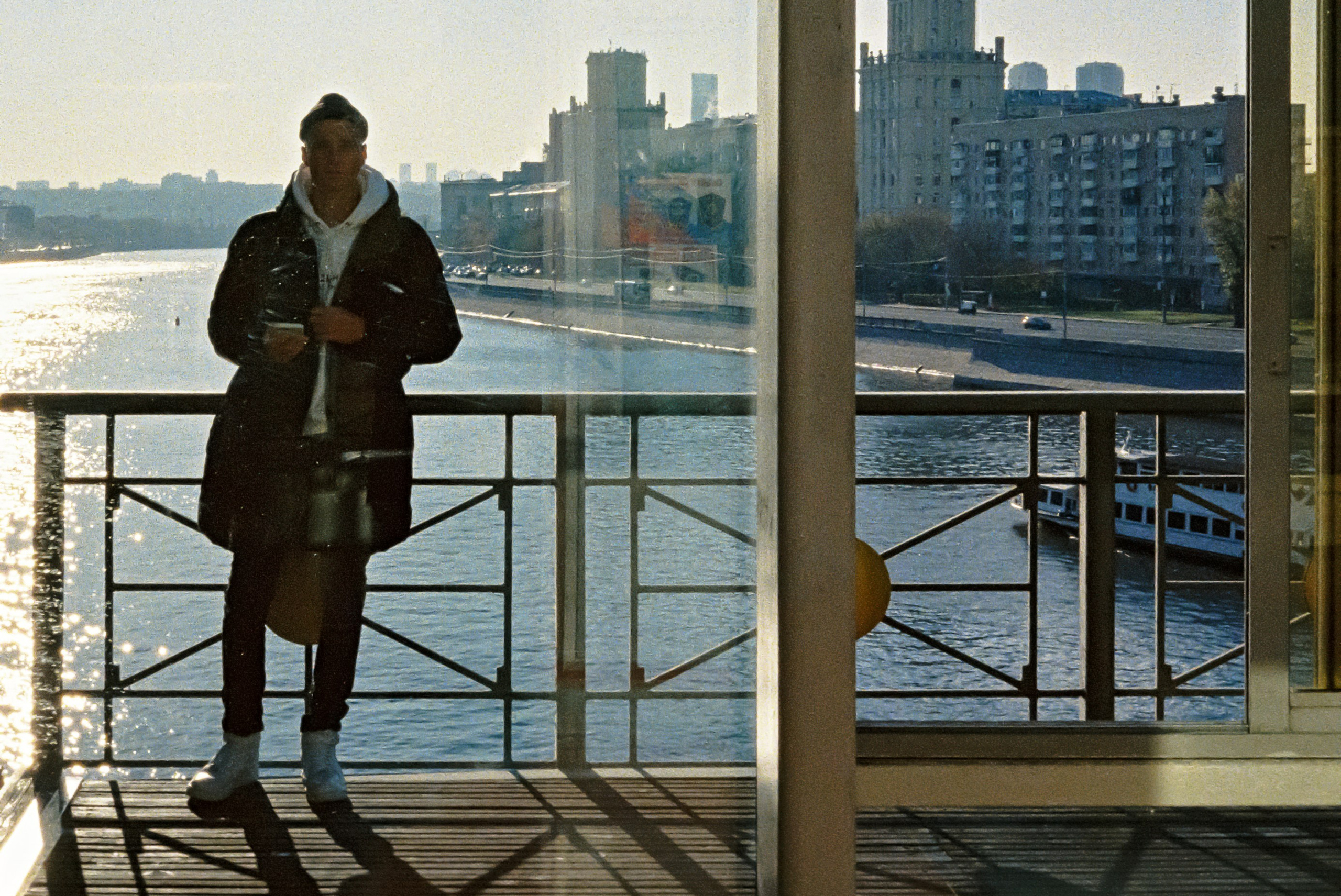 Молодой человек на открытой части моста Богдана Хмельницкого