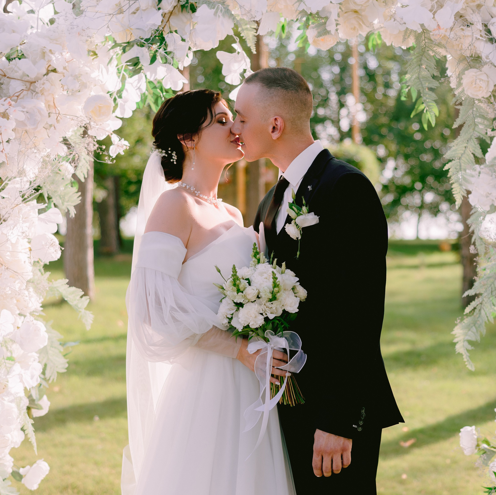 Выездная регистрация , арка из белых цветов на свадьбу