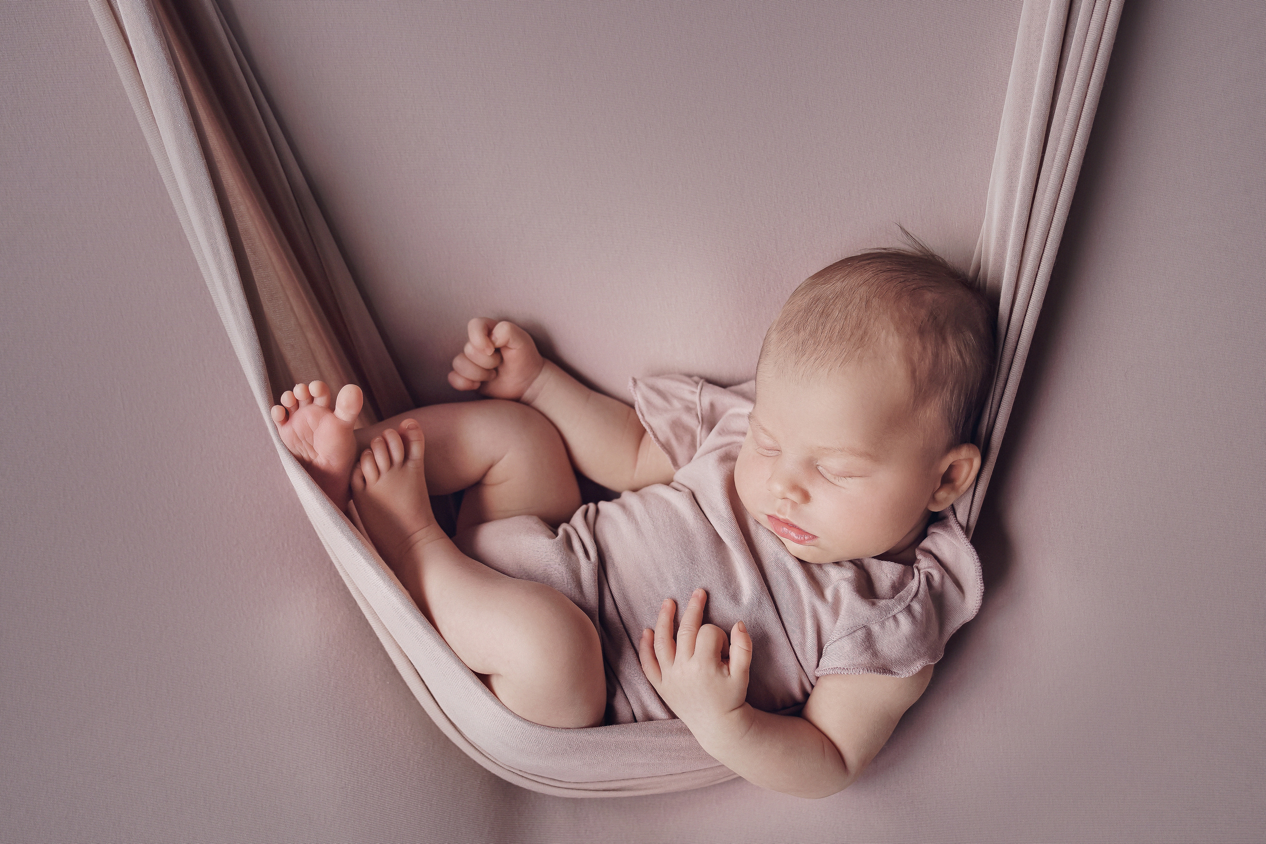 новорожденный отдыхает на качели, приятный и сладкий сон новорожденного