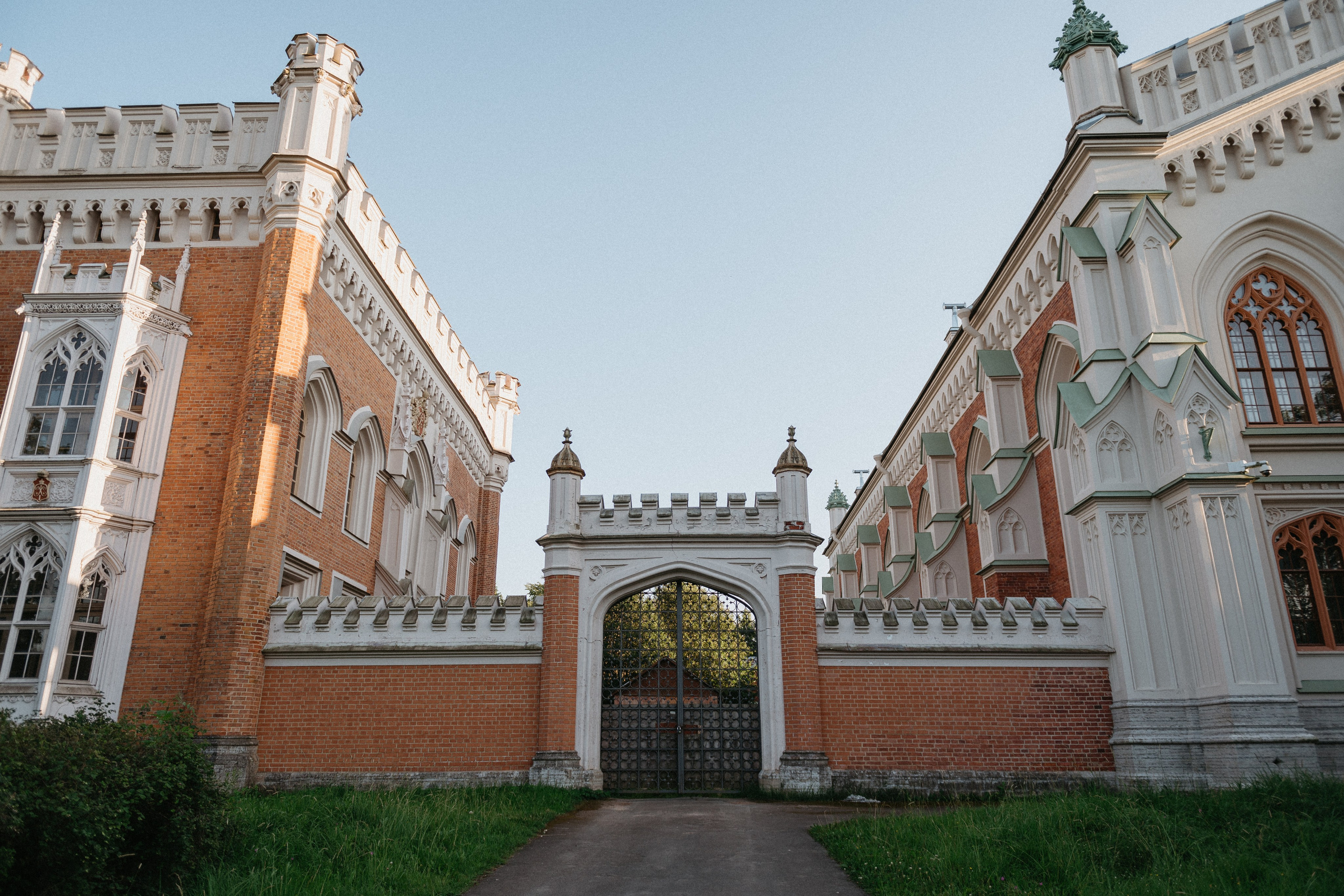 Царские конюшни в Петергофе для свадебной фотосессии