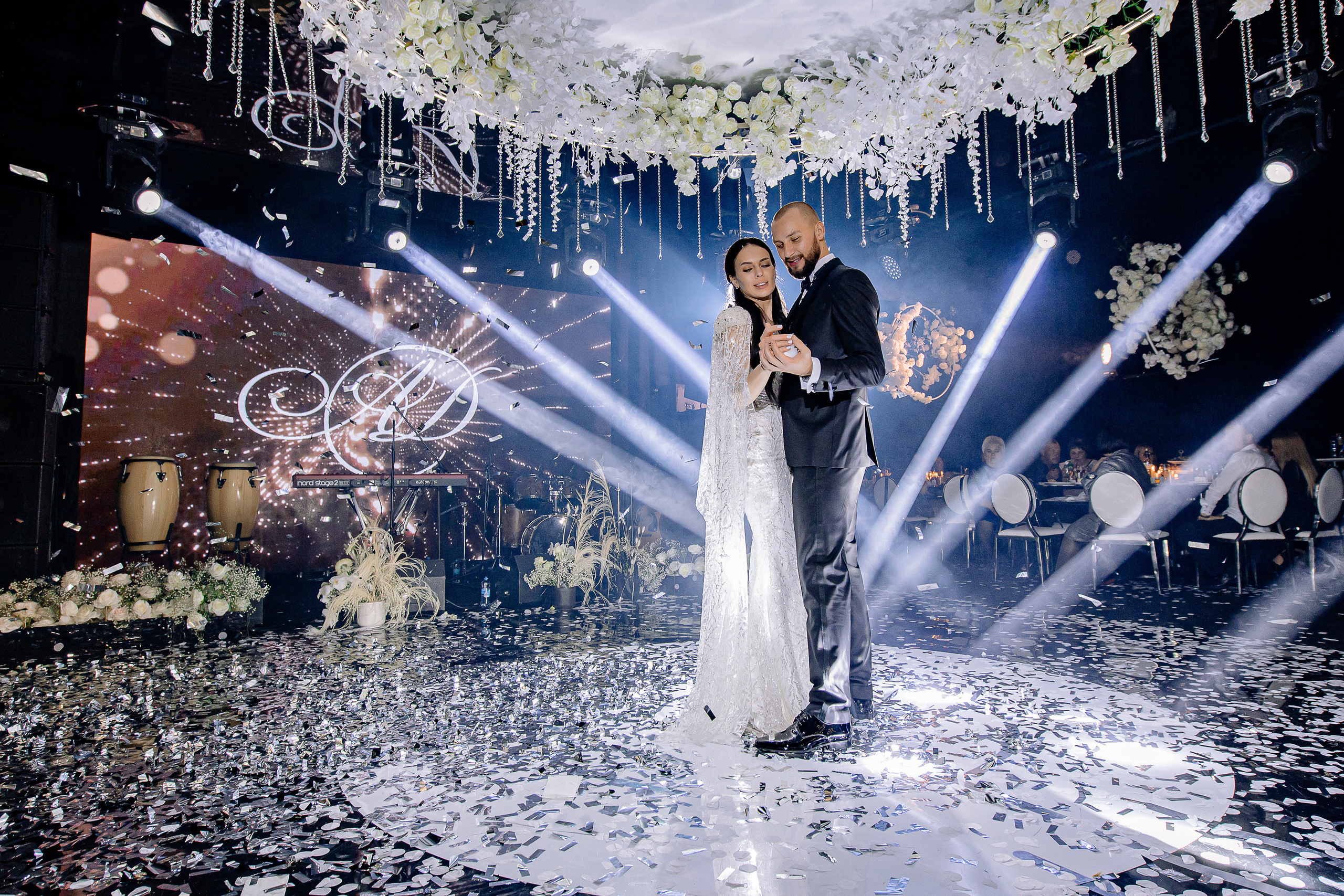 Молодые в свадебном танце на танцполе