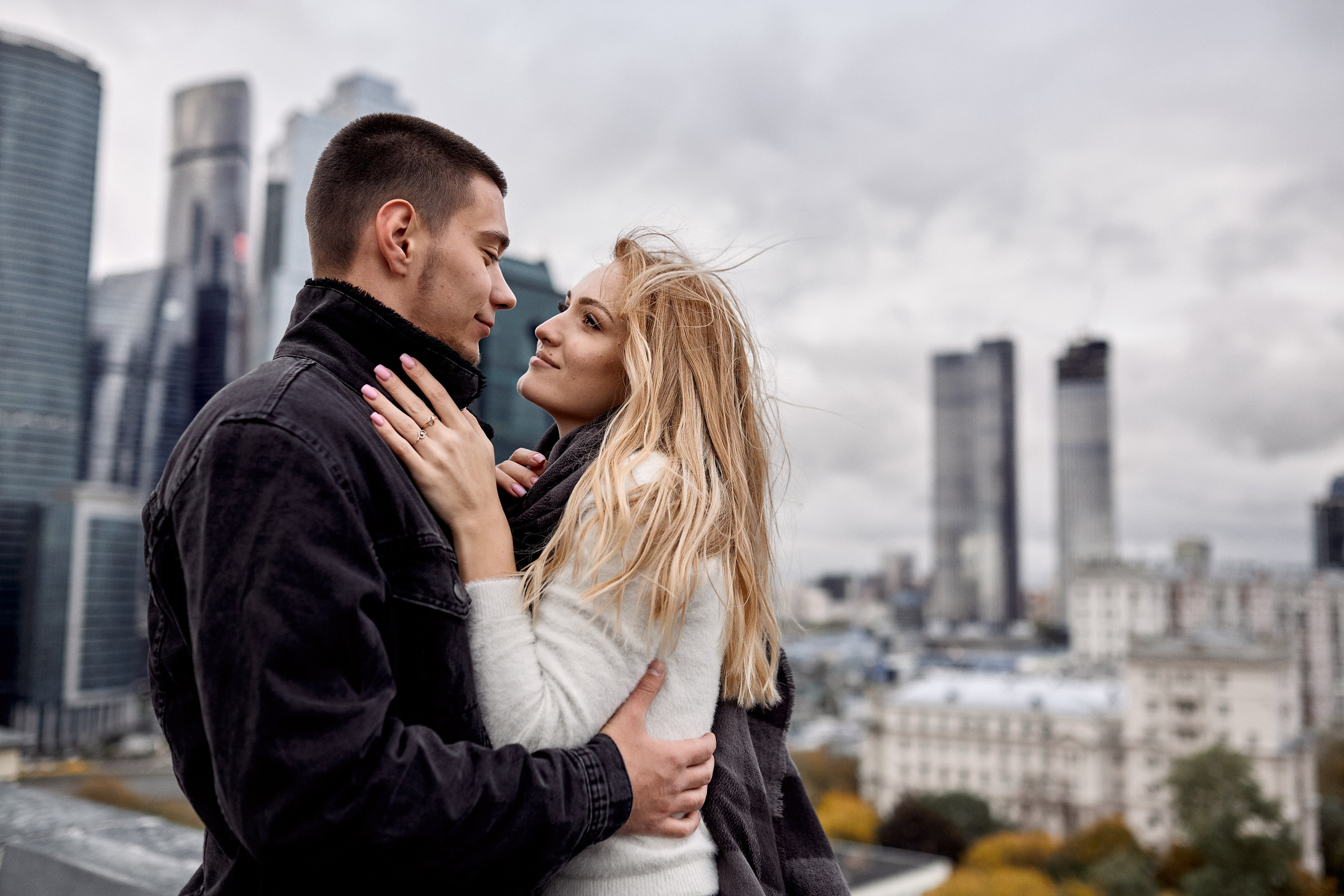 Кадр с одного из лучших мест для фотосессии в Москве – кадр с фотосъёмки влюбленной пары на фоне Москва-Сити