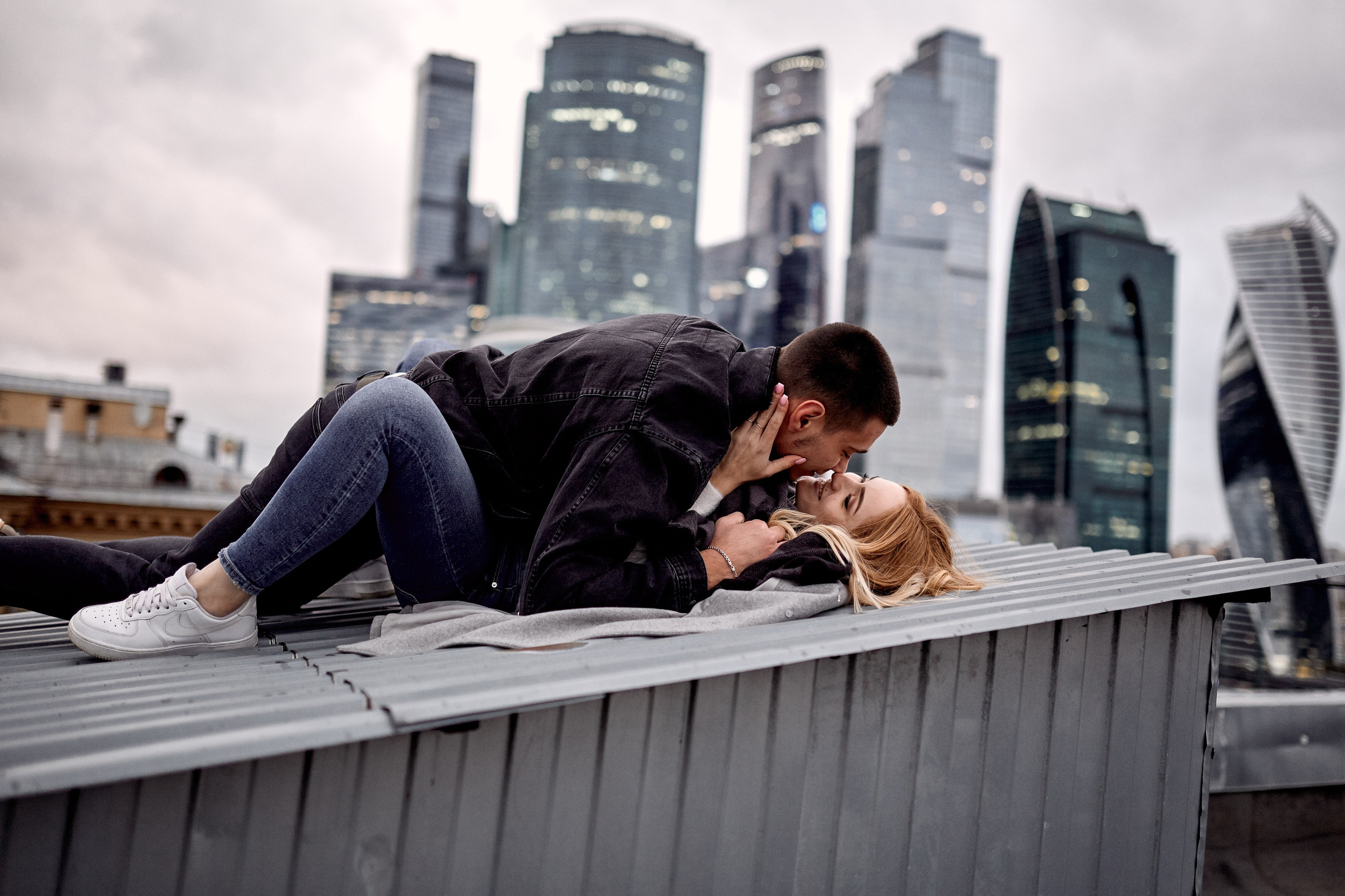 Фотограф проводит фотосъёмку в одной из локаций города Москвы – фото пары на фоне Москва-Сити