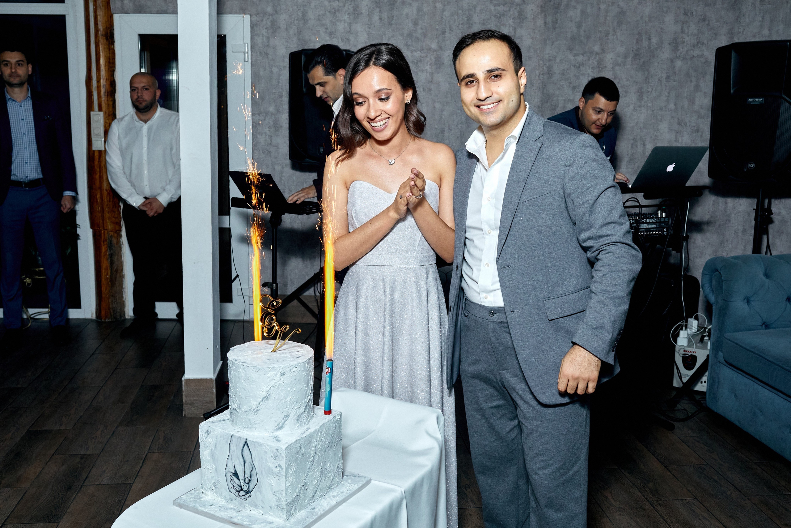 Фотограф в ЗАГС делает красивый снимок на свадьбе – фотография торта на свадьбе