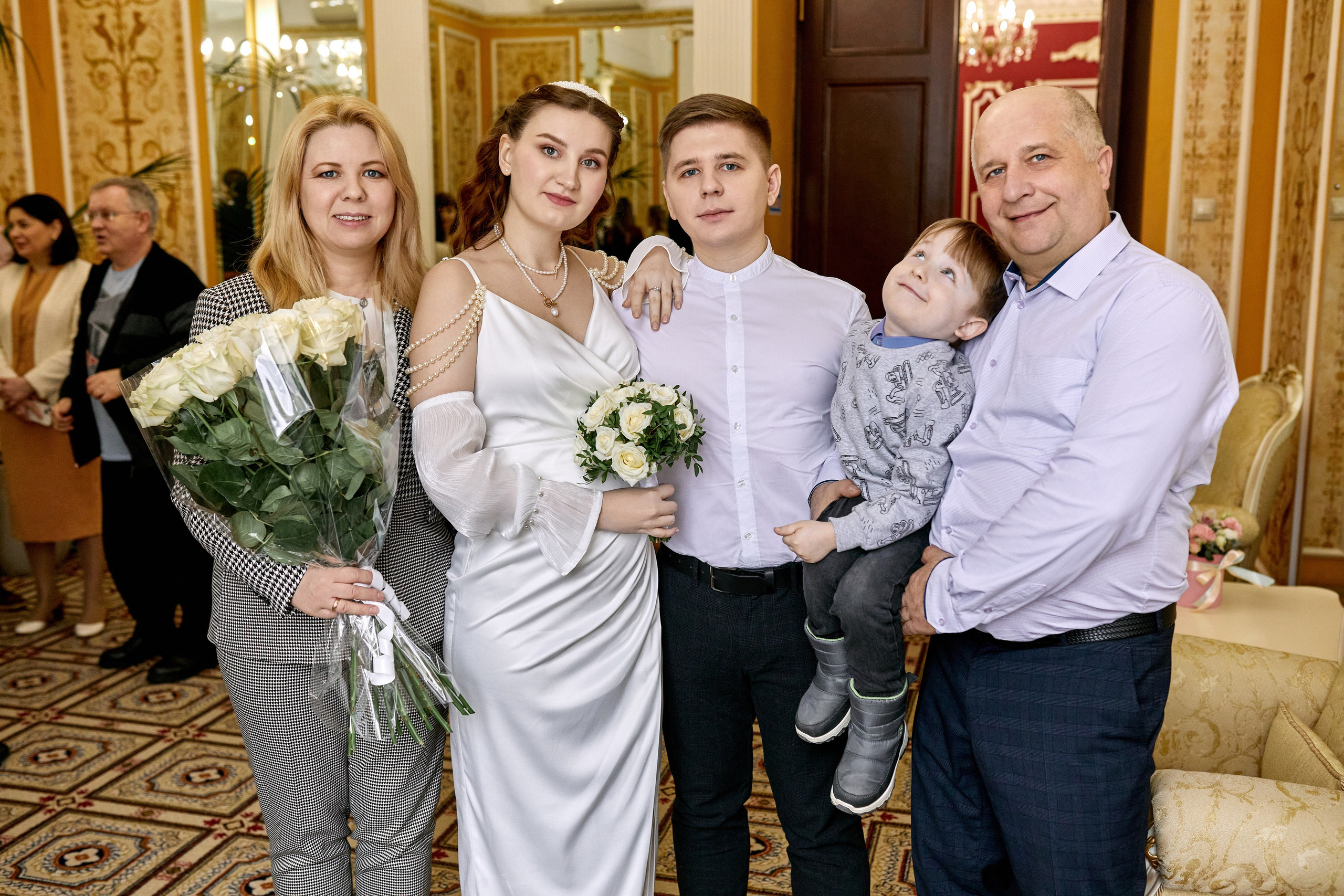 У свадебного фотографа получился яркий кадр – фотография семей молодоженов