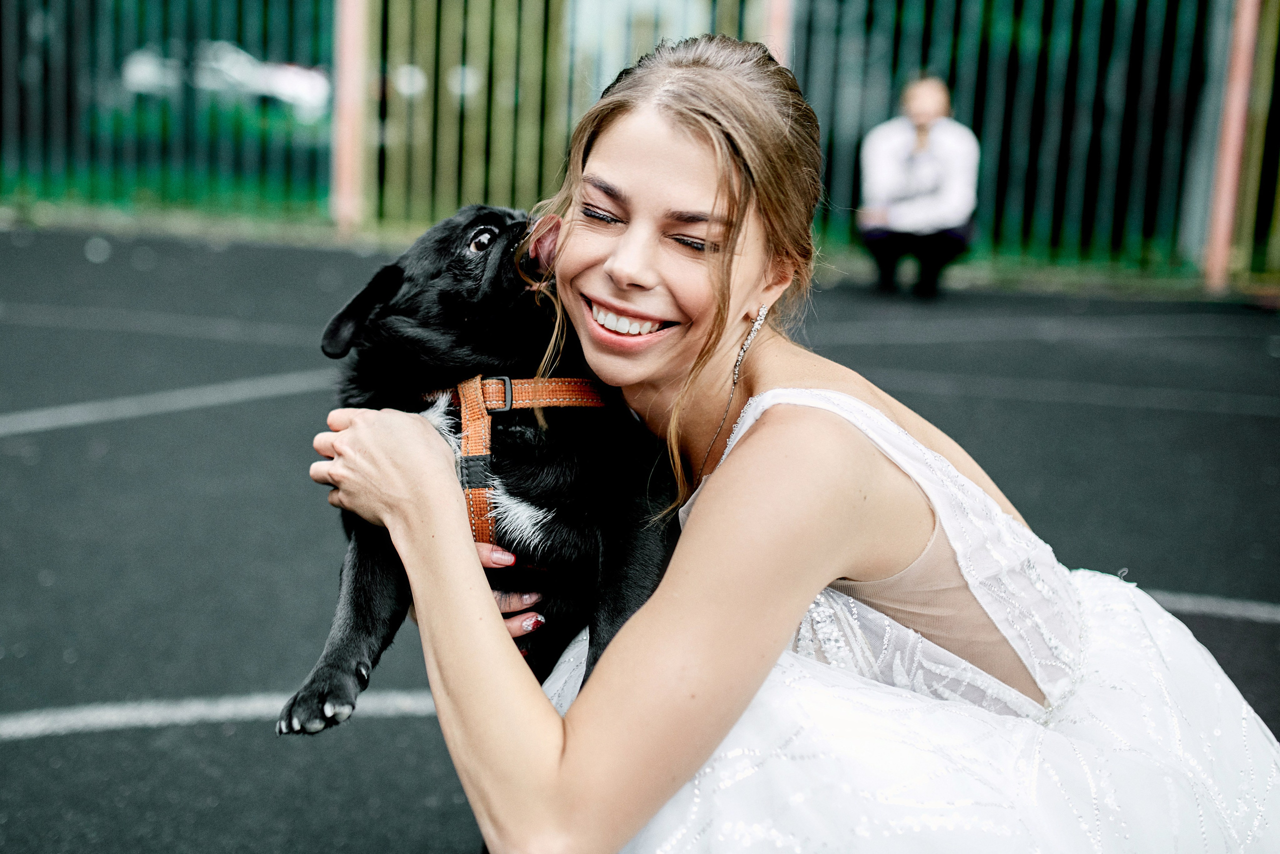 Фотосессия свадебного мероприятия и фотосъёмка невесты с собакой – теплый фотоснимок со свадьбы в Москве