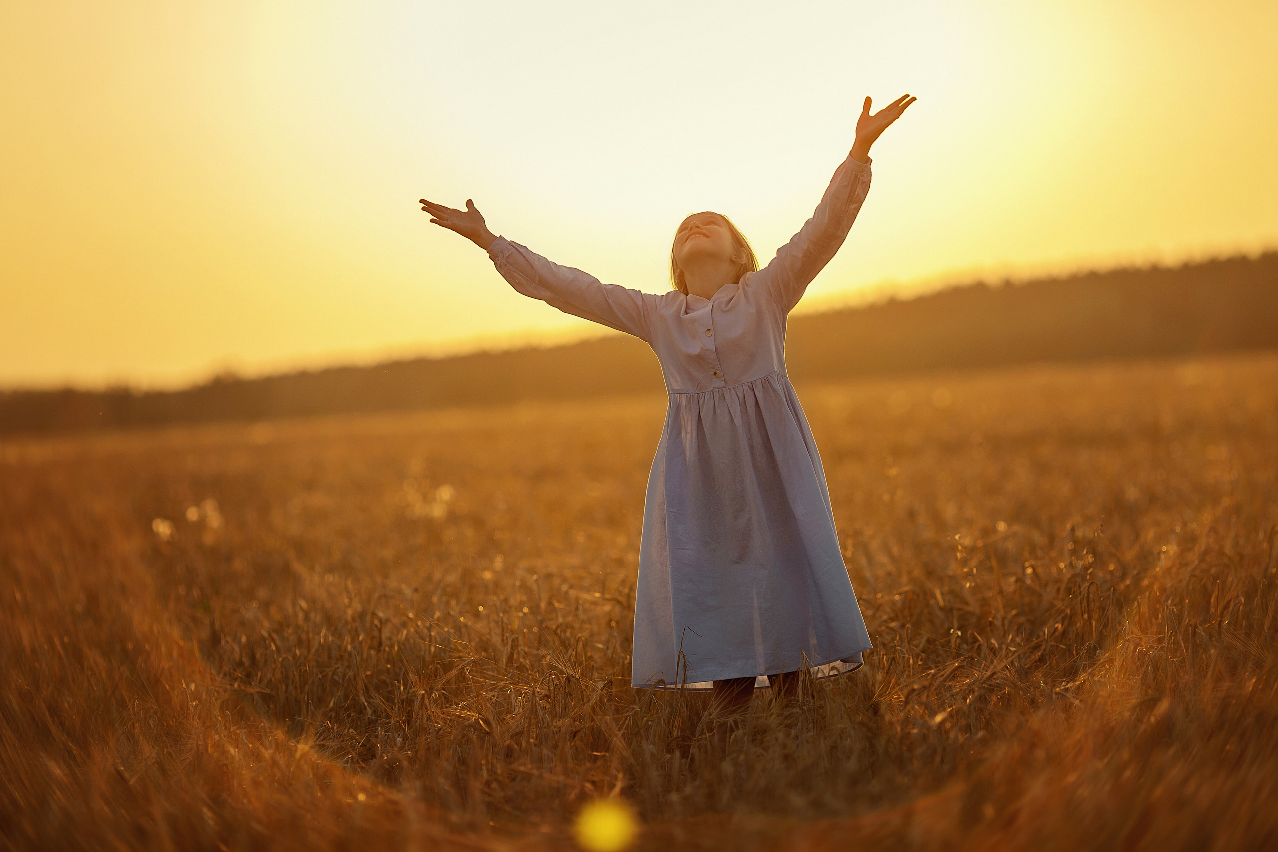 На закате. Фотосессия в пшенице. Детский и семейный фотограф в Екатеринбурге