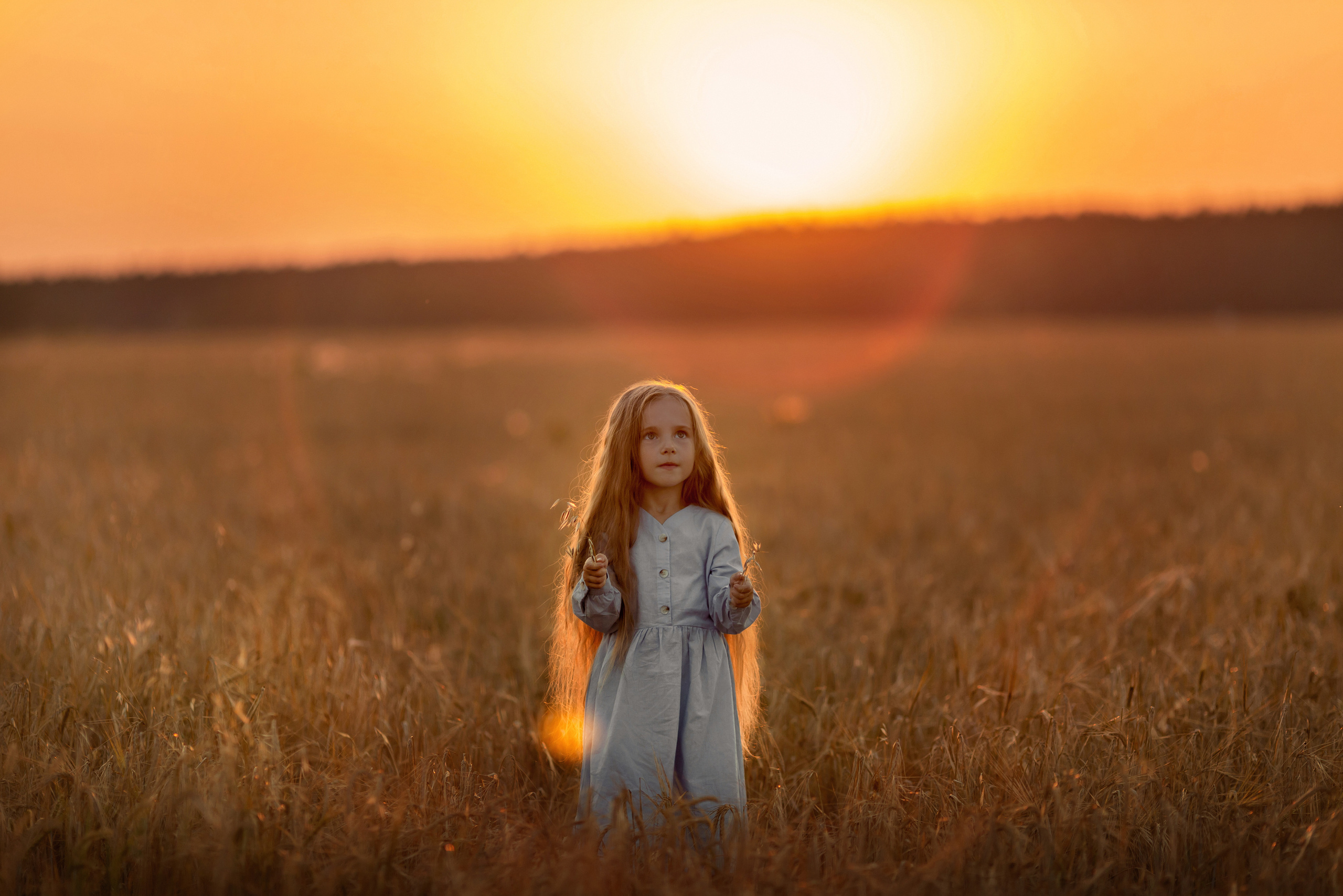 На закате. Фотосессия в пшенице. Детский и семейный фотограф в Екатеринбурге
