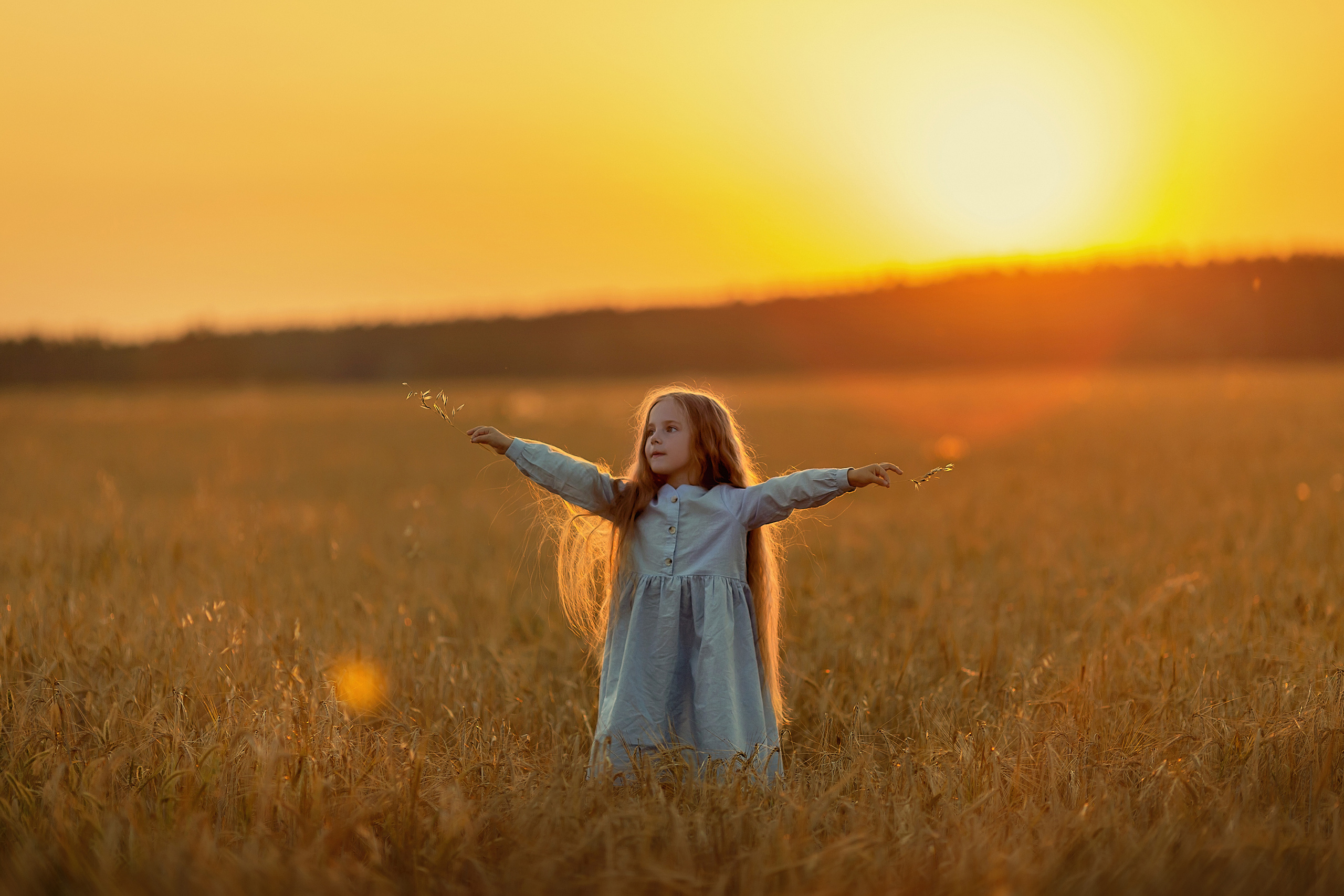 На закате. Фотосессия в пшенице. Детский и семейный фотограф в Екатеринбурге