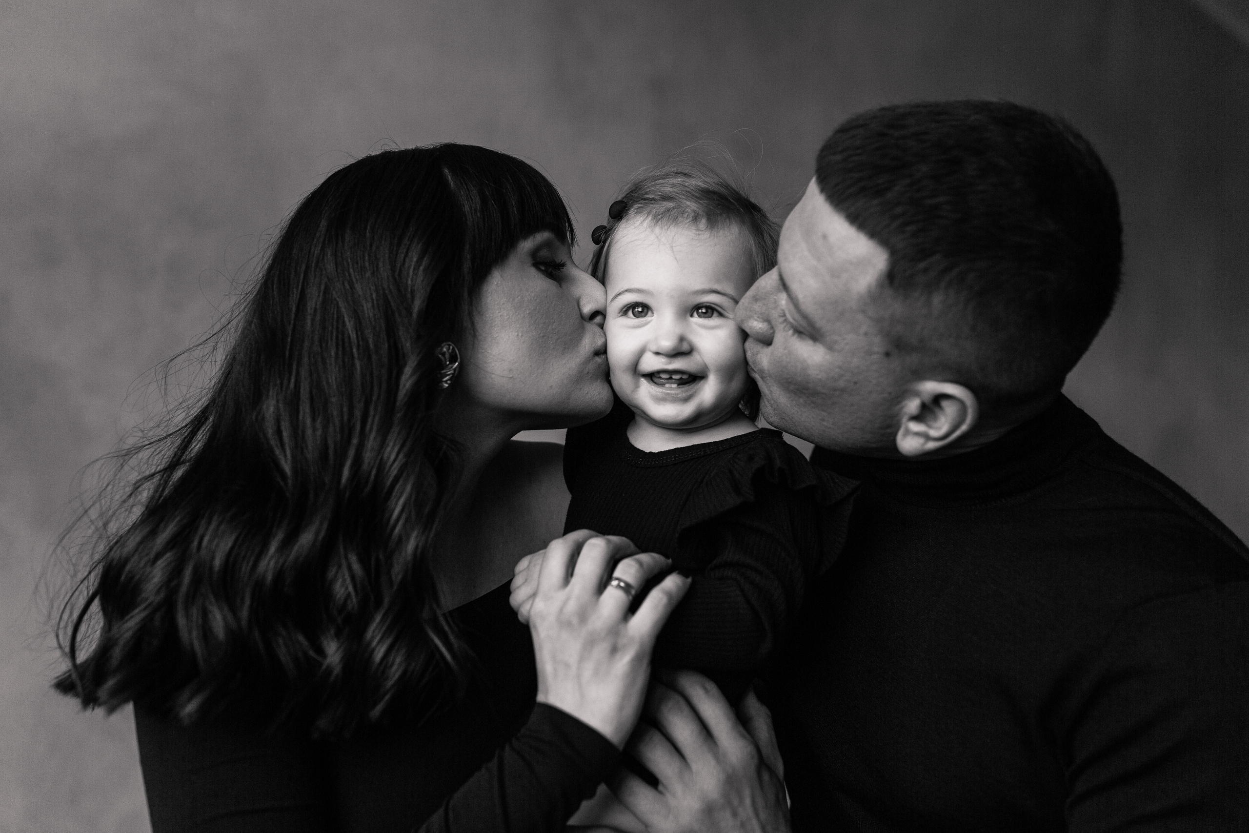 Стильное семейное фото родителей и дочки 1 год