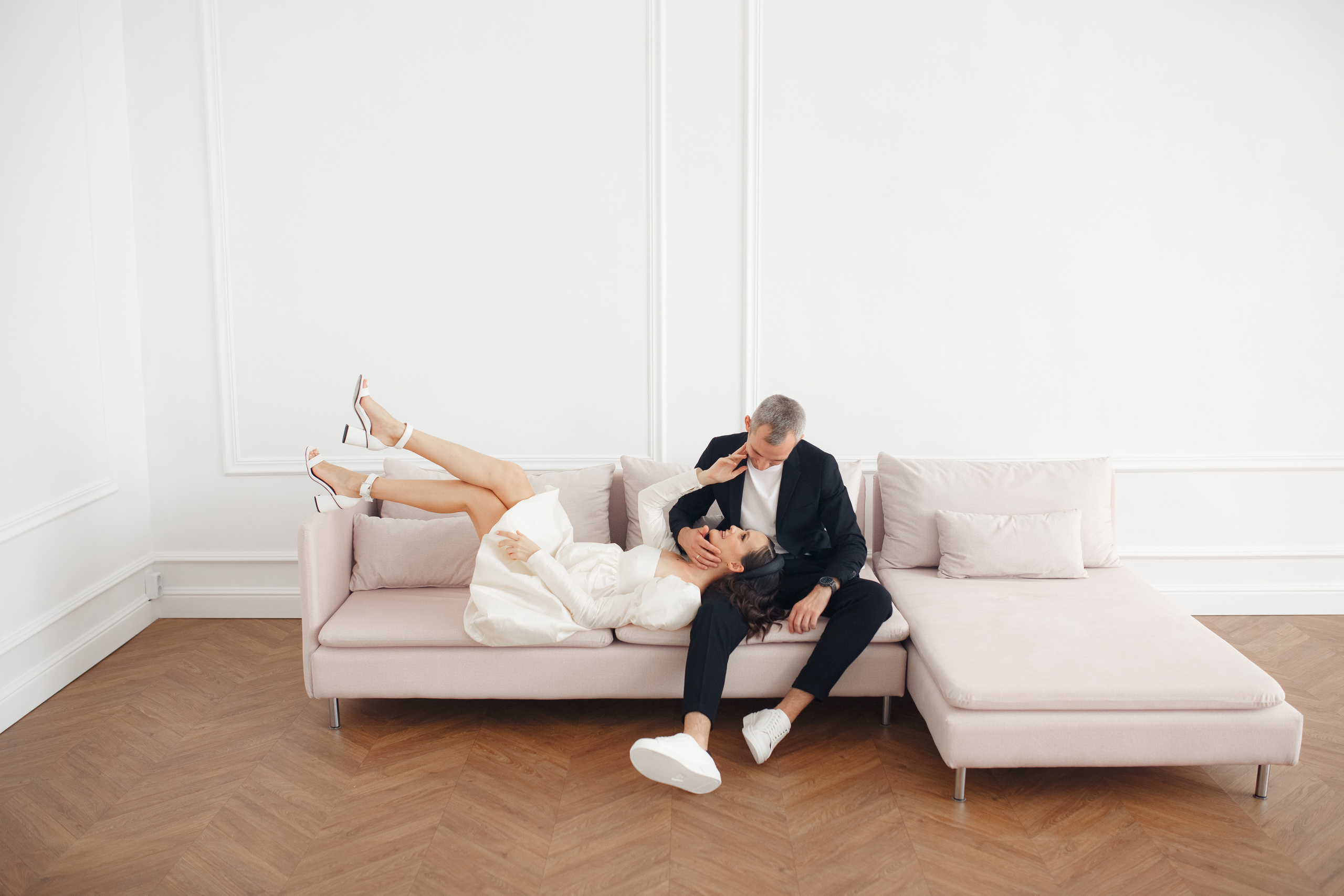 семейная фотосессия в фотостудии Краснодара, парень и девушка на диване