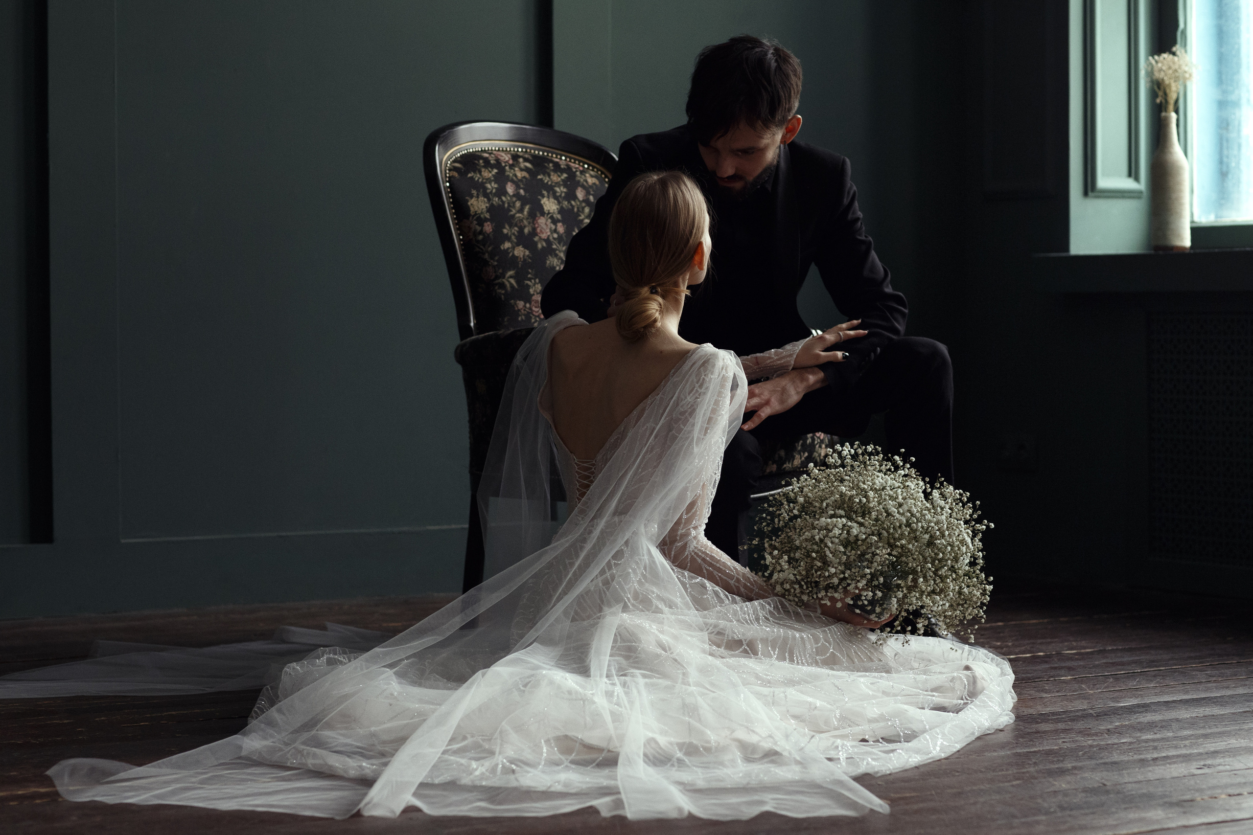 Свадебная фотосессия пары в в фотостудии