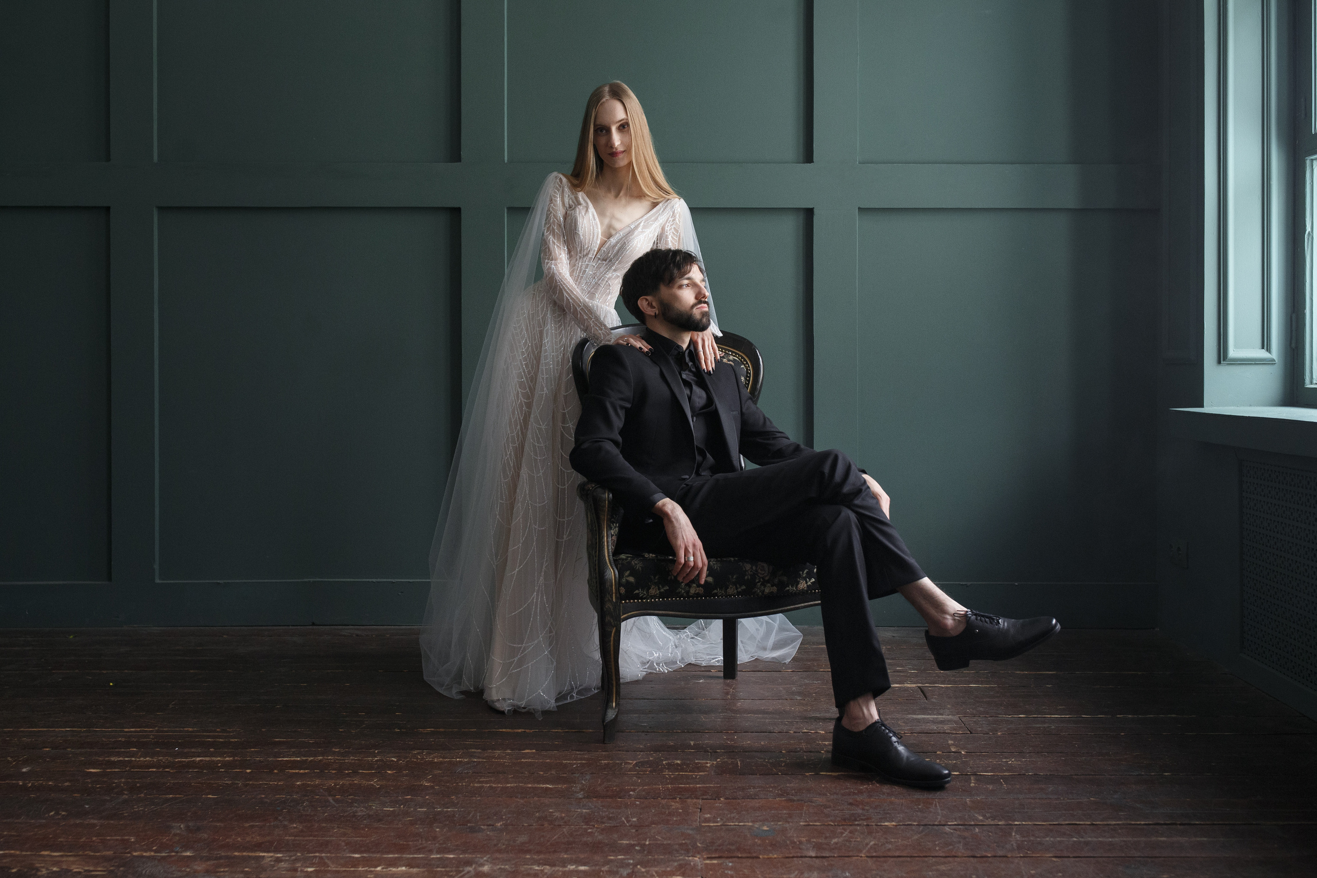 Свадебная фотосессия пары в в фотостудии