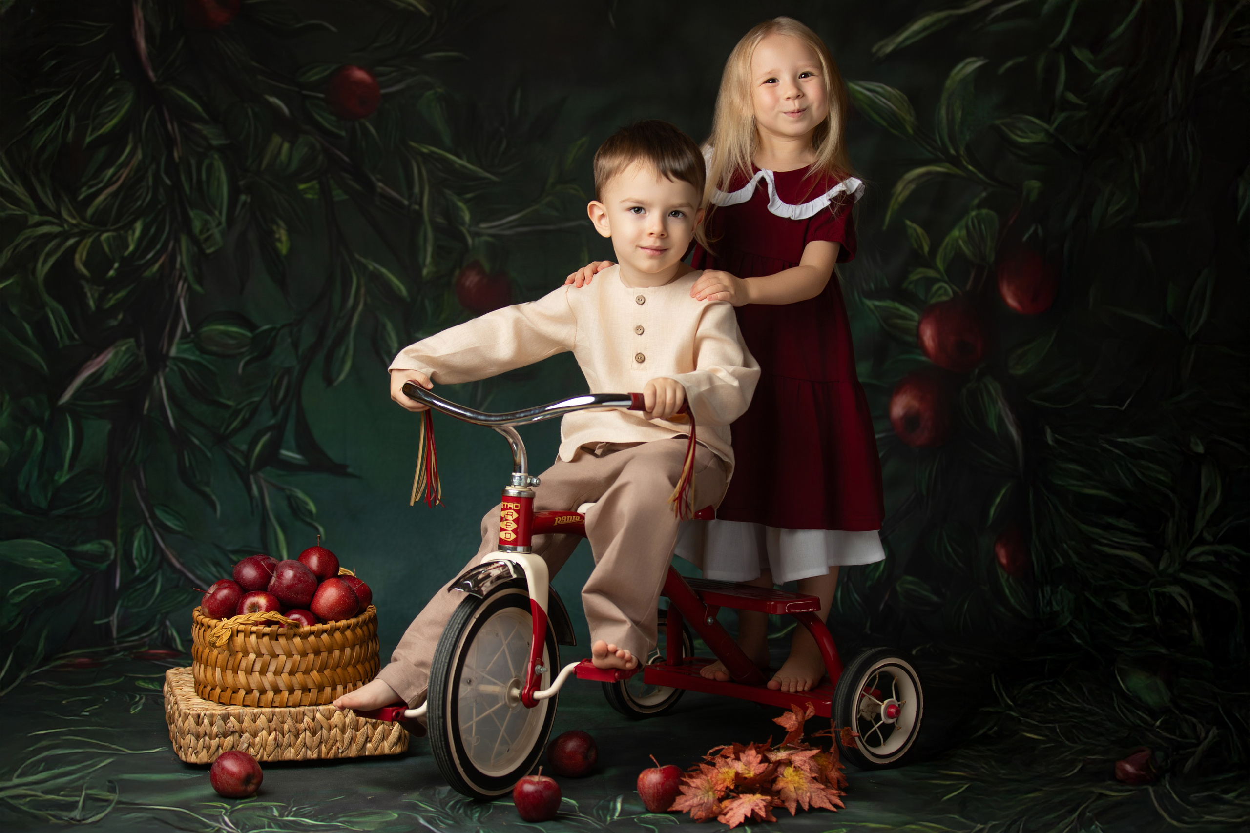 Детская фотосессия в детском саду с уникальными осенними декорациями и стильными аксессуарами.