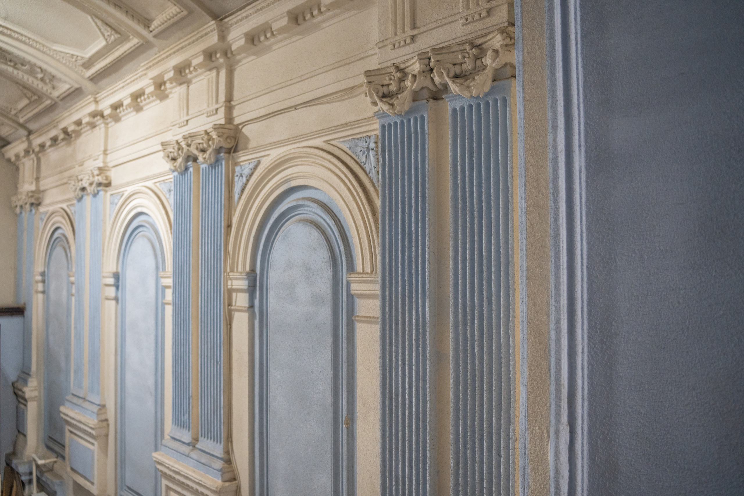 Голубая парадная в районе Чернышевской. Фотограф и искусствовед в Туле и Санкт-Петербурге Нелли Некрасова