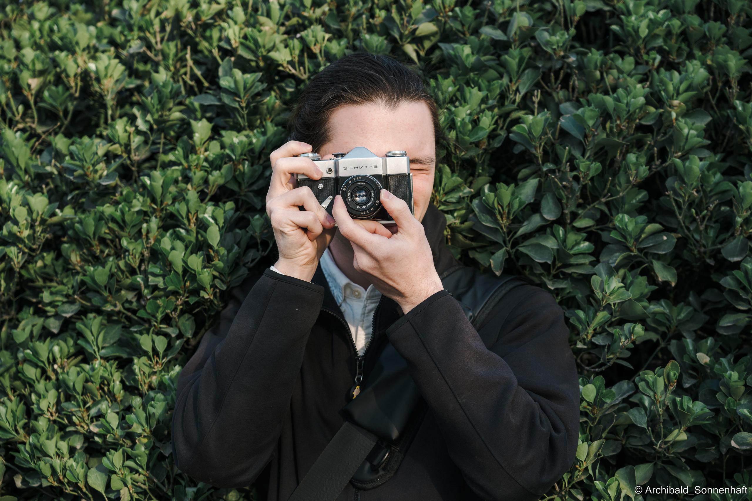 Park, tea and cats. Photographer in Guangzhou, China. Archibald Sonnenhaft