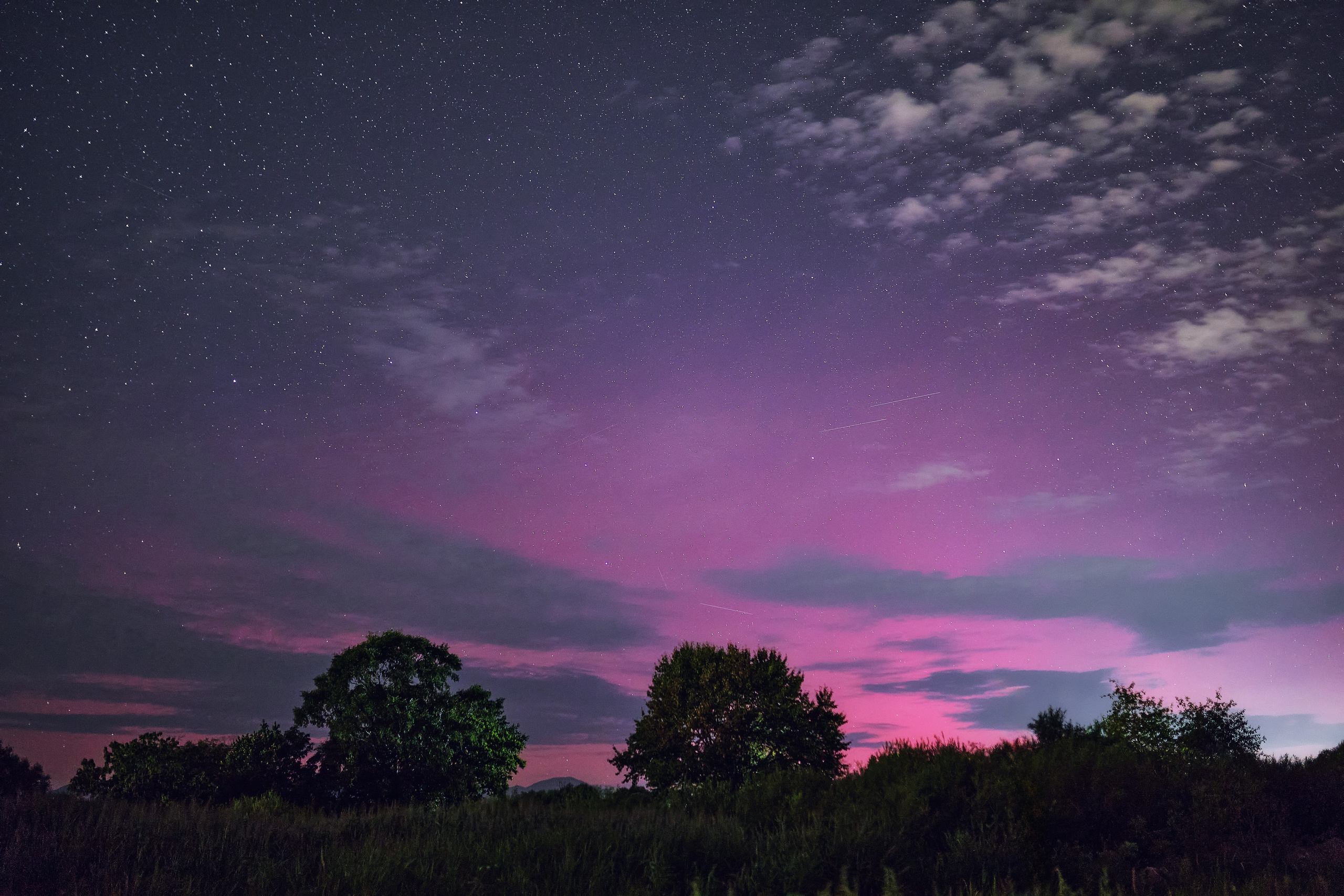 Розовое полярное сияние в Приморском крае, Россия, август 2024 года