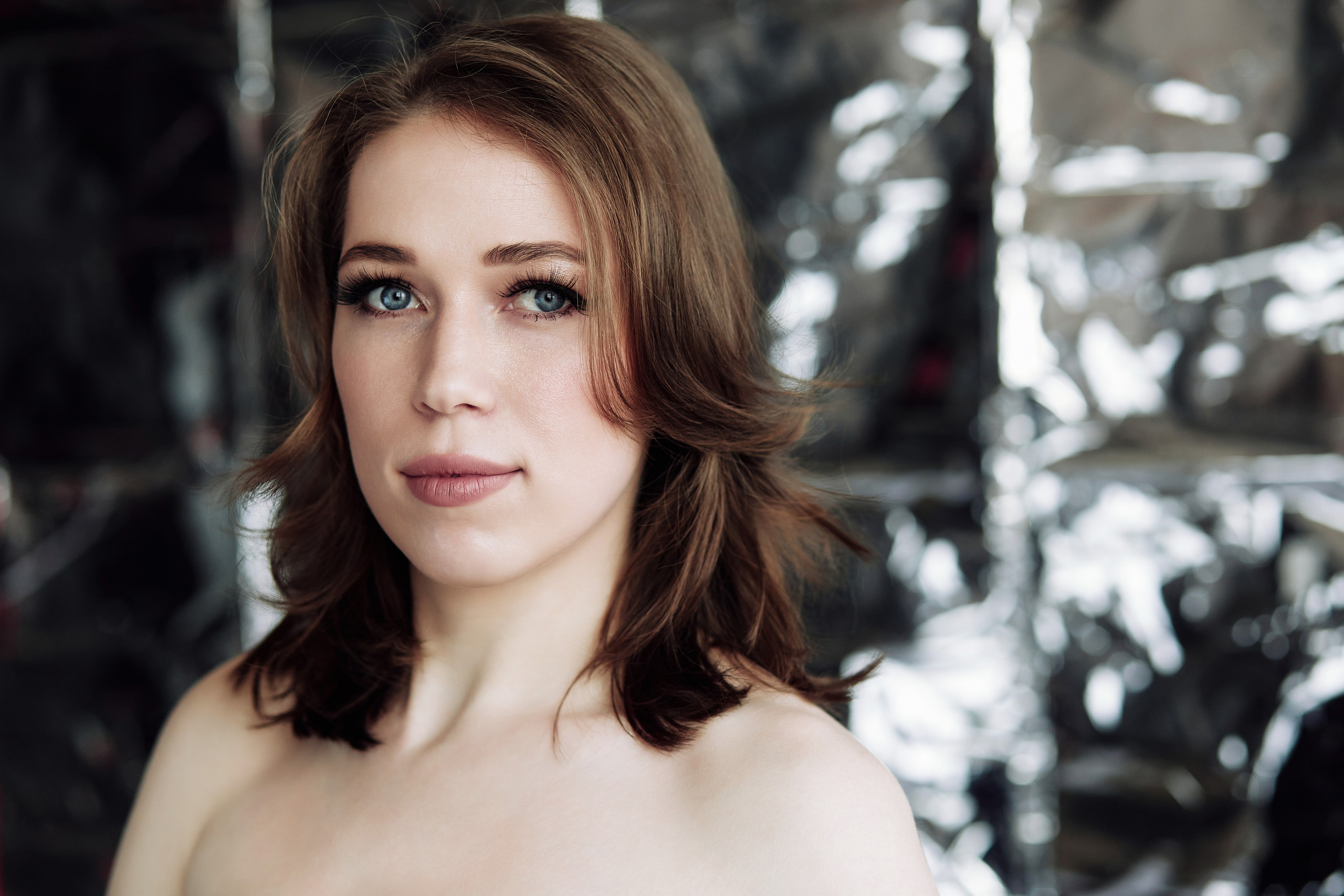 Портретная фотосессия на фоне алюминиевой фольги, студия Lampa Place, Находка