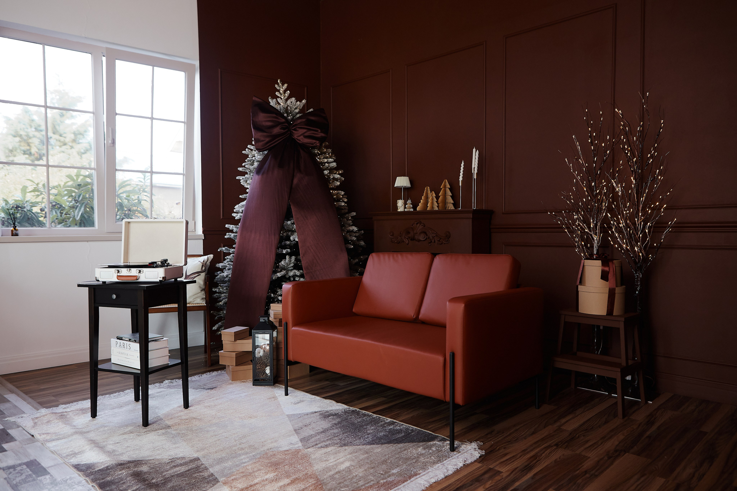 коричневый диван и коричневые стены в новогодней фотостудии