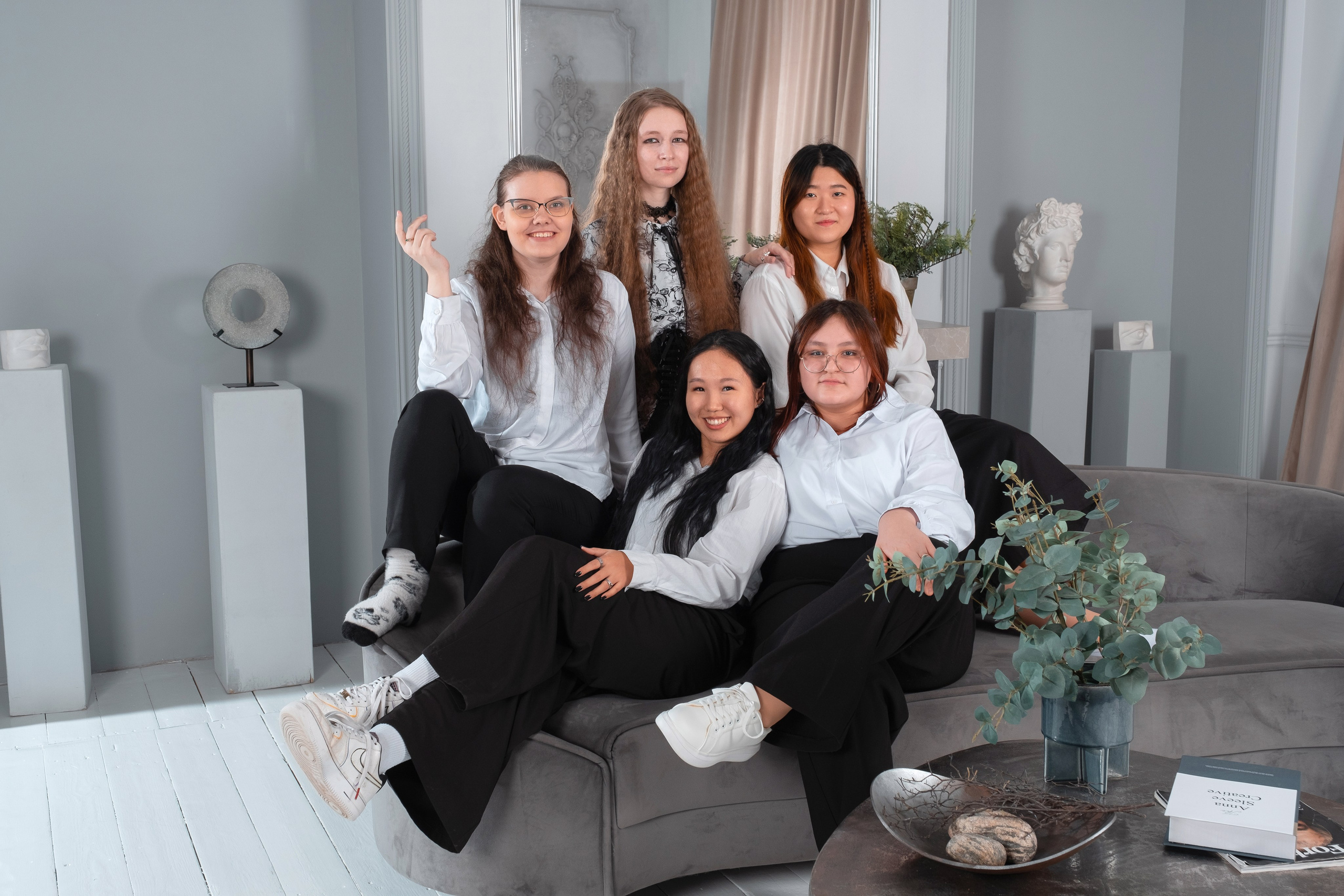 Фотосессия 11ых классов в студии «Daily Studio». Фотограф и видеограф Софья Бурляева в Санкт-Петербурге