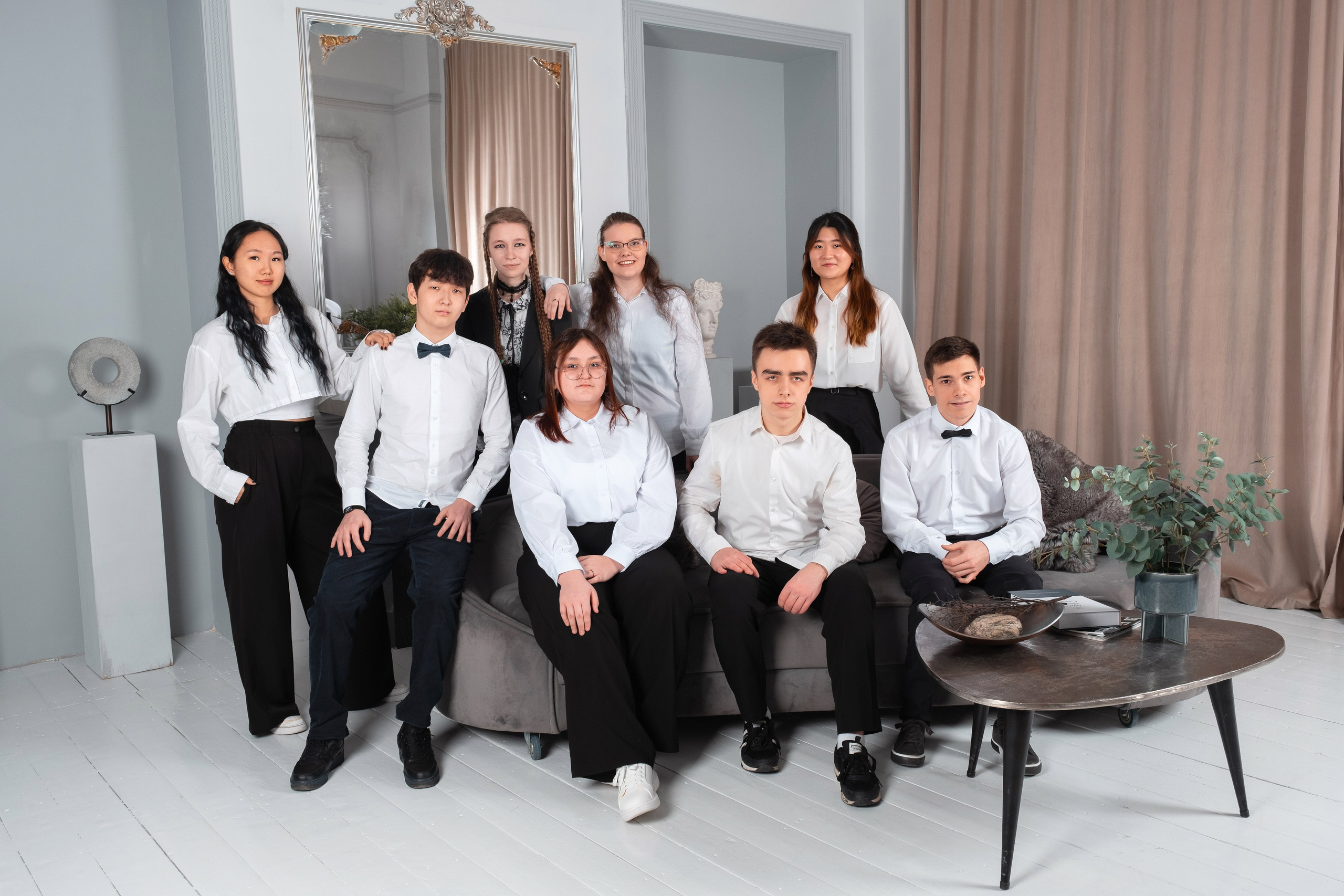 Фотосессия 11ых классов в студии «Daily Studio». Фотограф и видеограф Софья Бурляева в Санкт-Петербурге