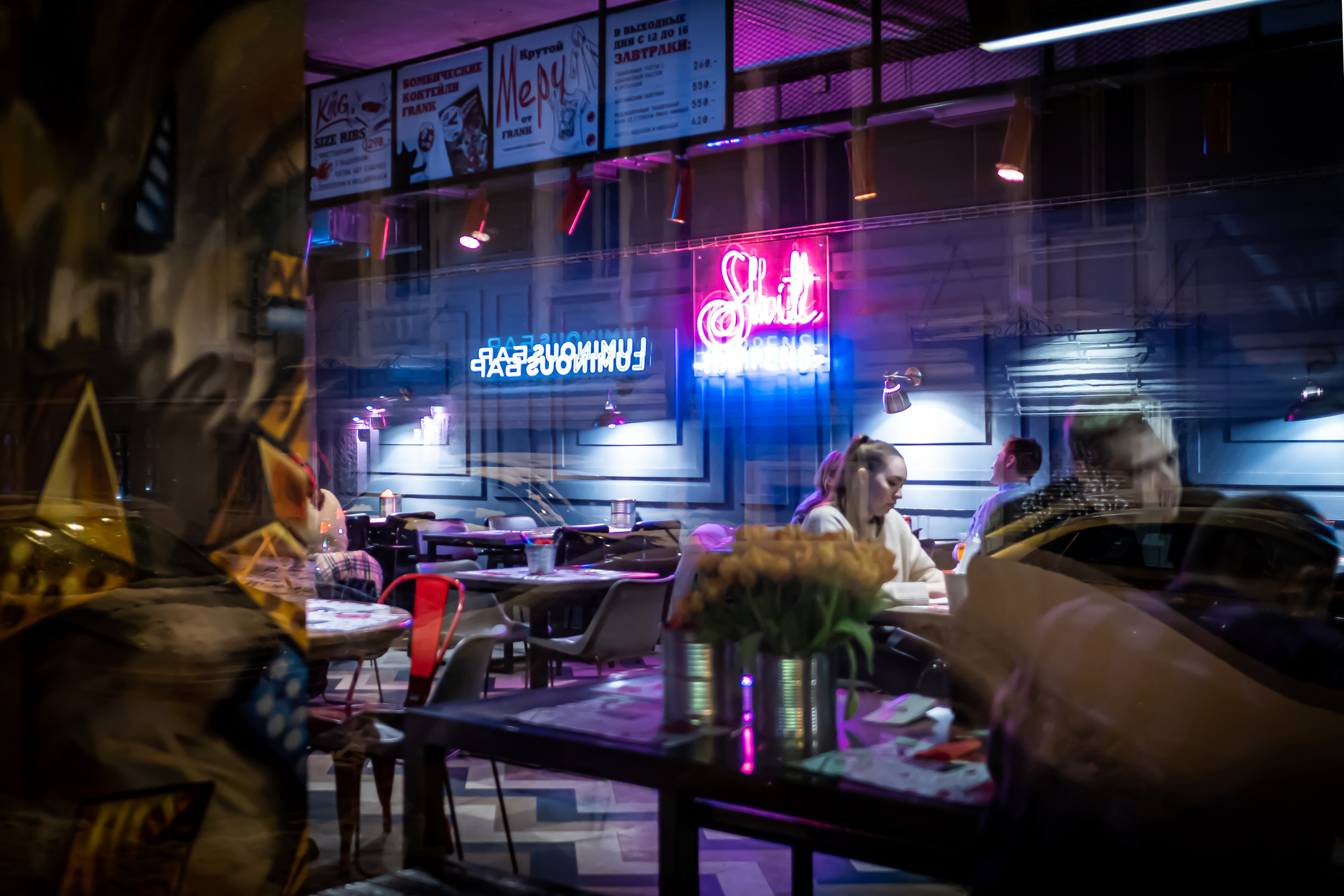 Витрина ресторана в Питере ночью