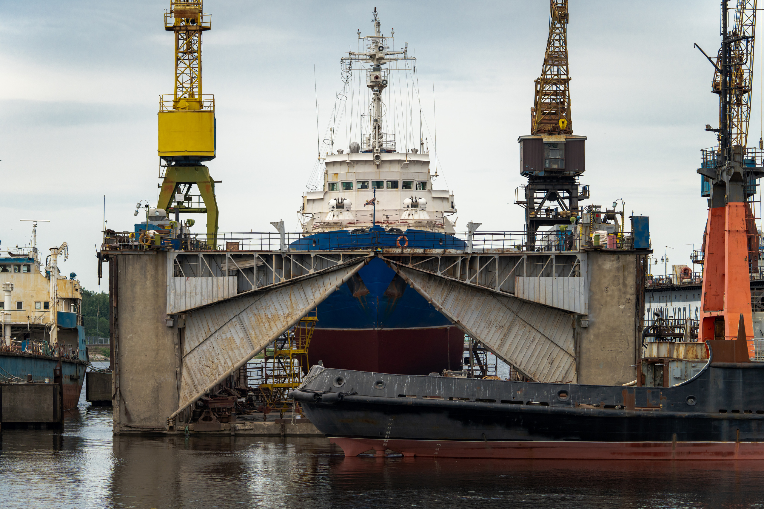 Вид на корабли в порту с Канонерского острова в Питере