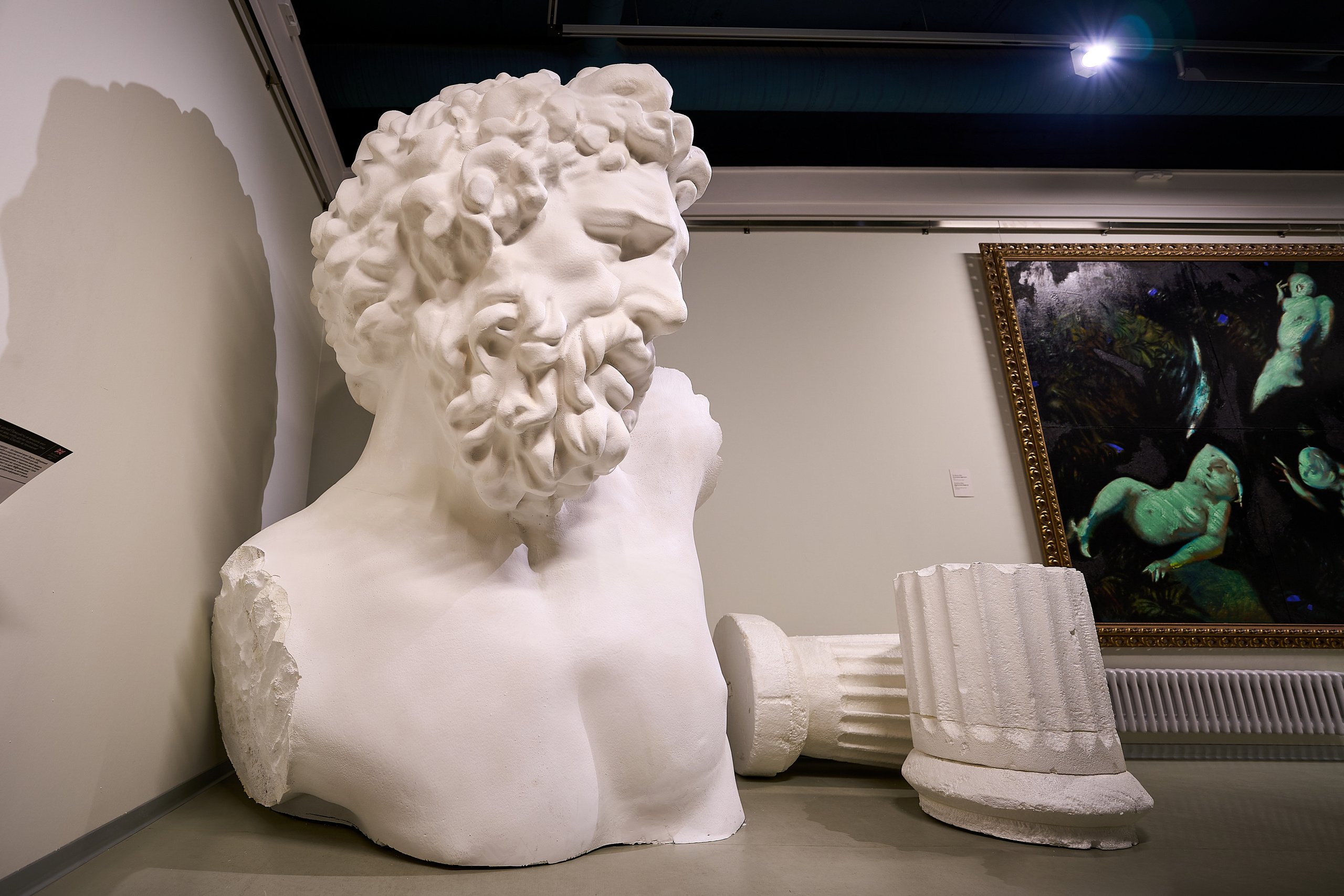 Скульптурная композиция в музее современного искусства Erarta в Санкт-Петербурге