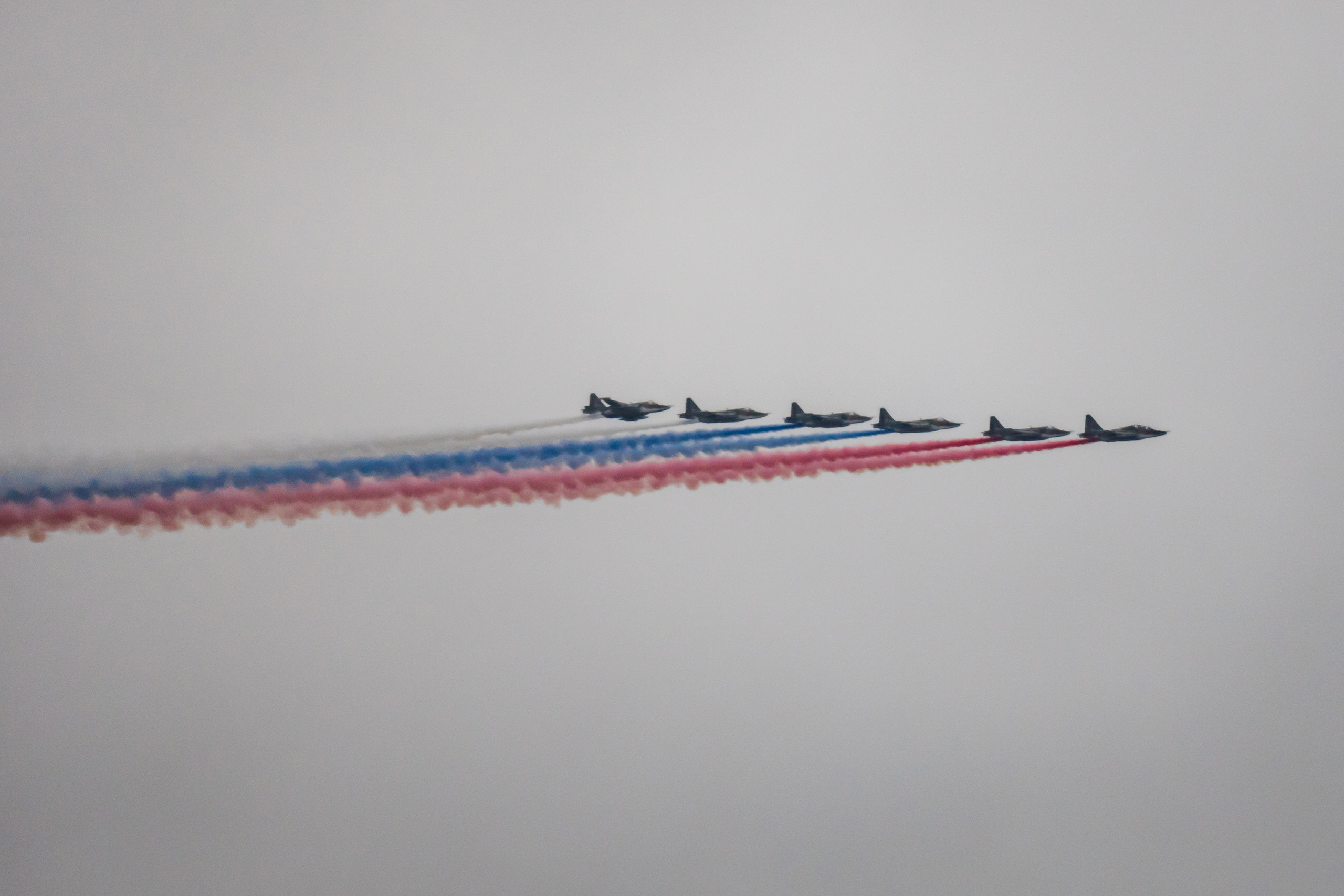 Самолеты с российским флагом на Парад Победы в Москве