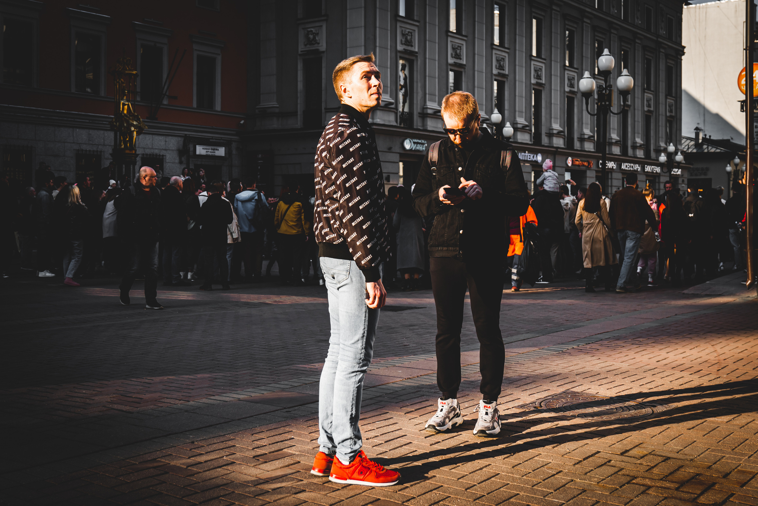 Двое молодых людей на Старом Арбате в Москве