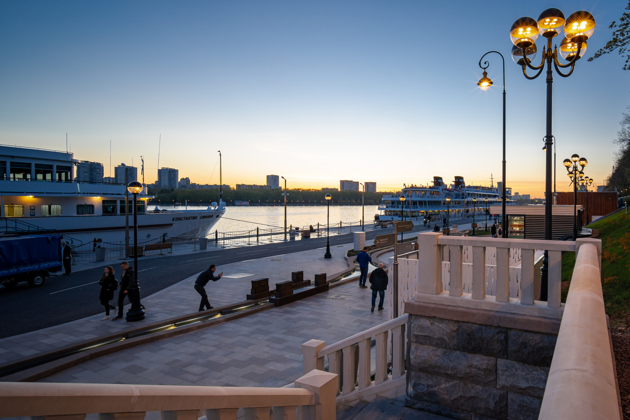 Северный речной вокзал вечером в огнях