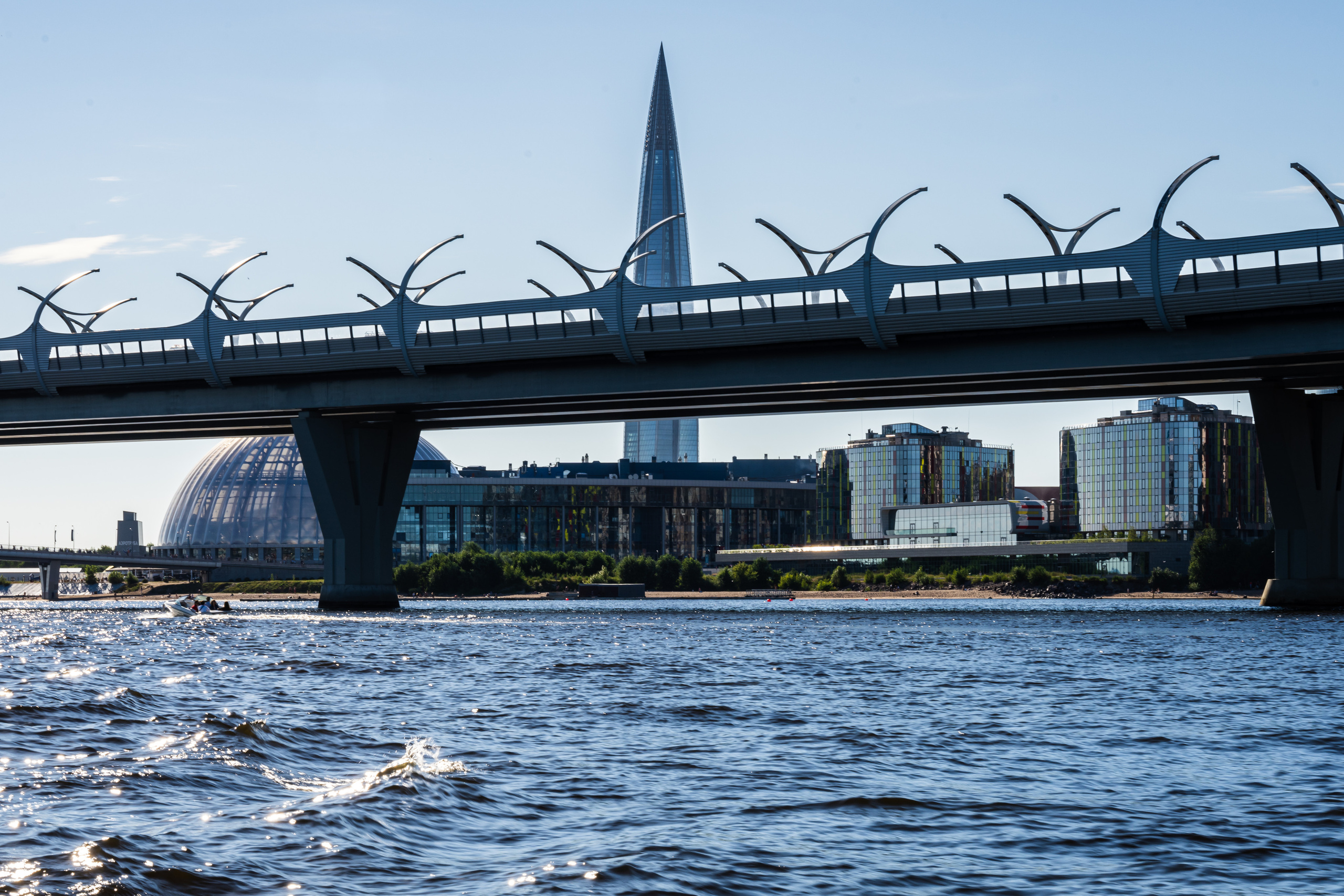 Вид на ЗСД и Лахта Центр из Невской губы в Санкт-Петербурге